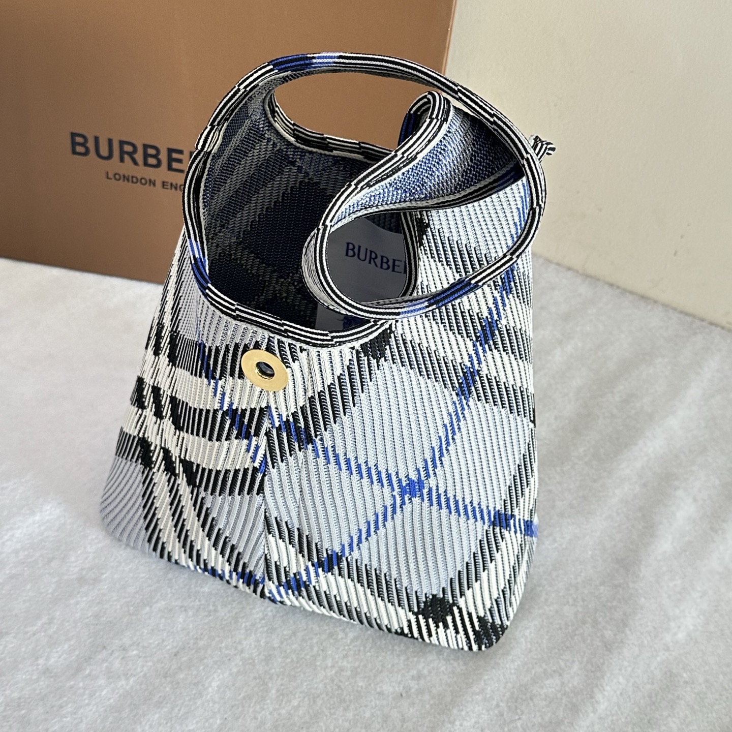 Original B bag small plaid knitted soft and upright shoulder bag, knitted in Italy and decorated with Burberry plaid. It's lightweight, unlined a