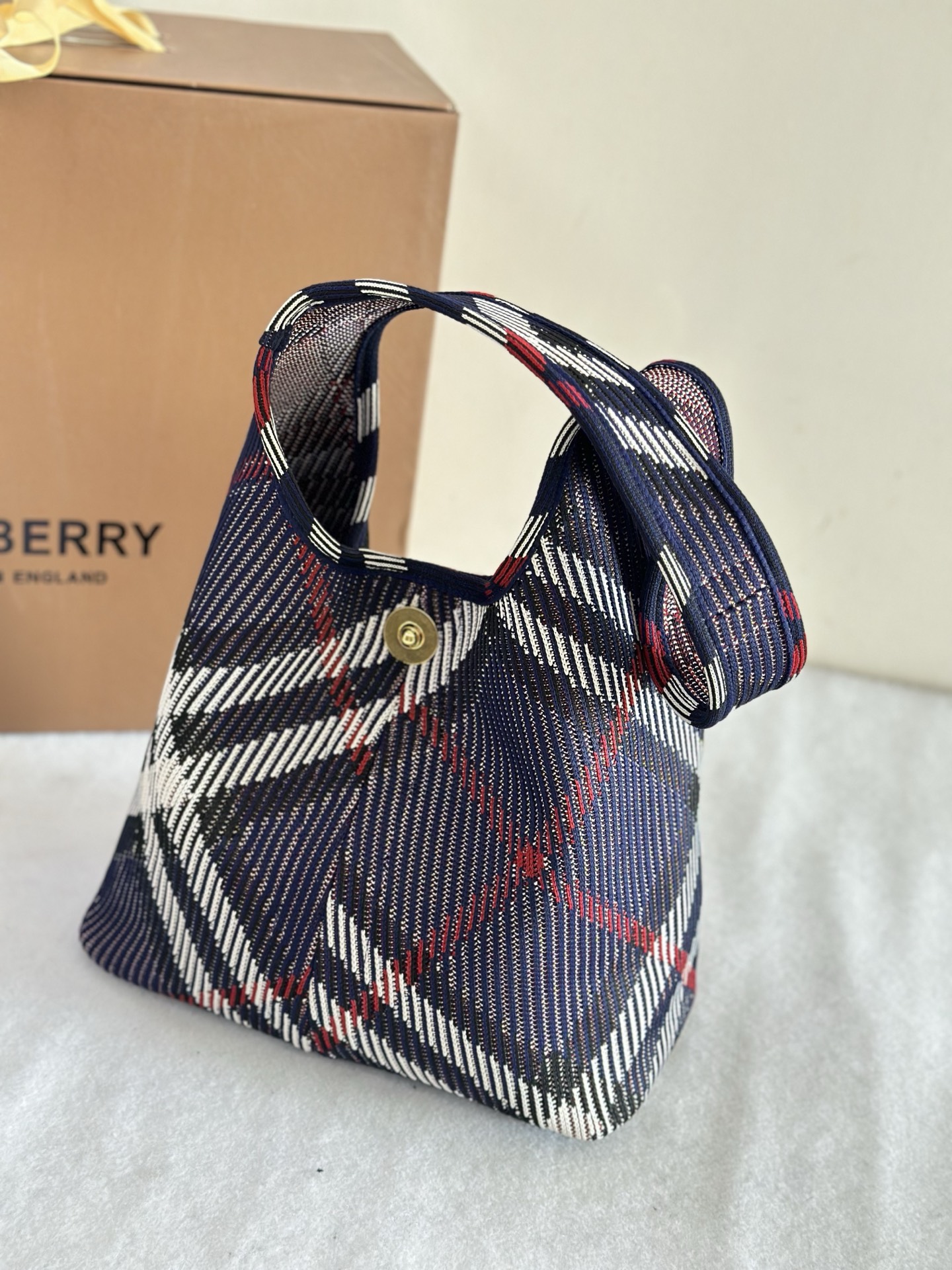 Original B bag small plaid knitted soft and upright shoulder bag, knitted in Italy and decorated with Burberry plaid. It's lightweight, unlined a
