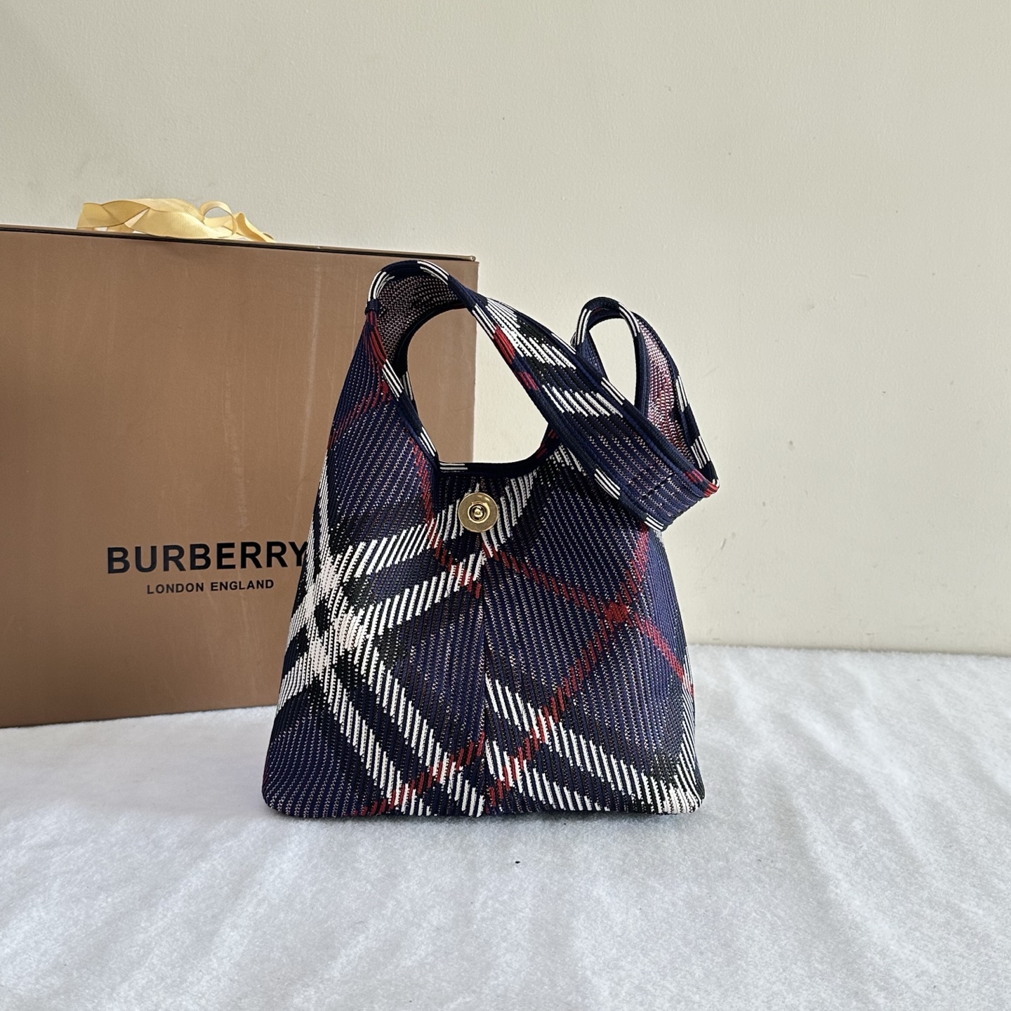 Original B bag small plaid knitted soft and upright shoulder bag, knitted in Italy and decorated with Burberry plaid. It's lightweight, unlined a