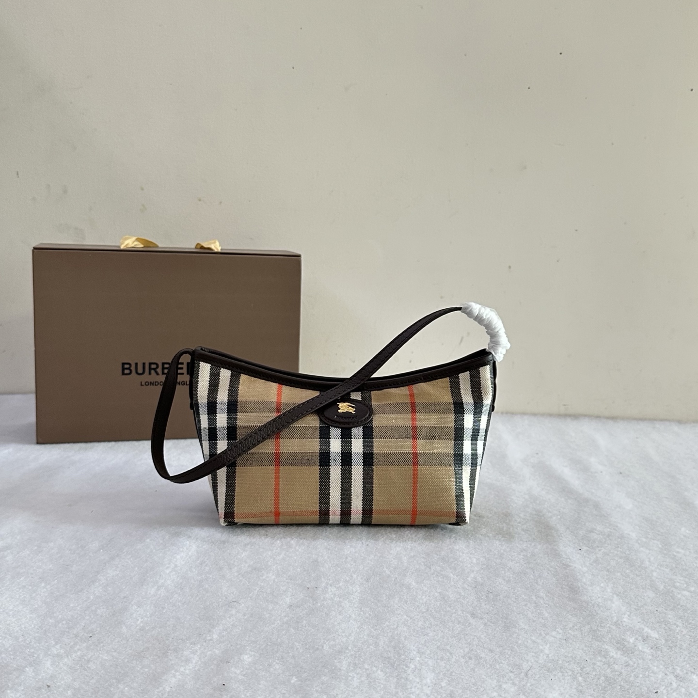 Burberry The top-quality original B-bag mini Highlands shoulder bag is designed with outdoor design concepts in mind. Crafted in an Italian works