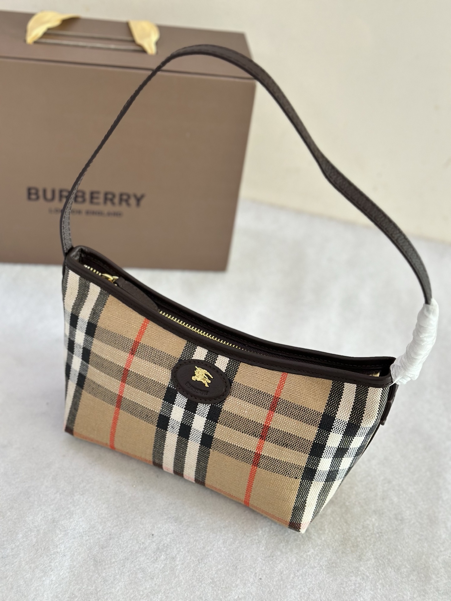 Burberry The top-quality original B-bag mini Highlands shoulder bag is designed with outdoor design concepts in mind. Crafted in an Italian works