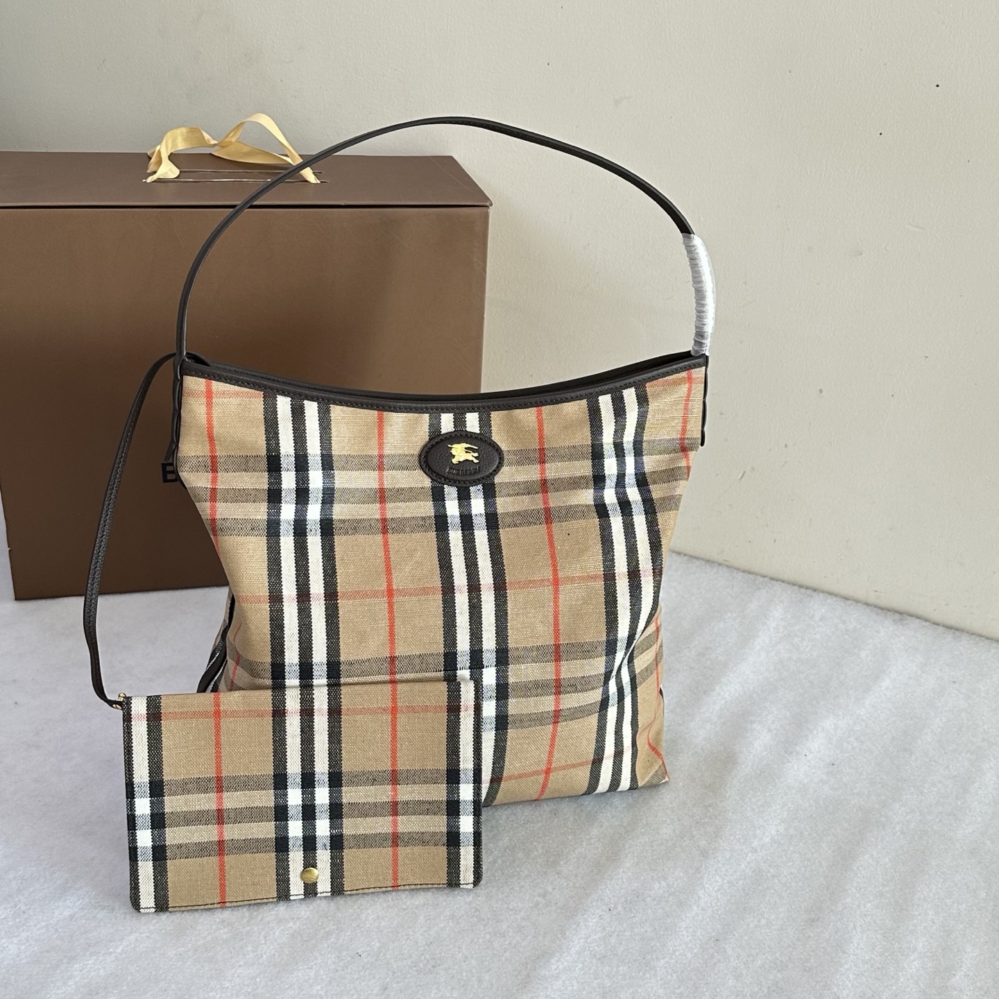 Burberry The top B's Highlands shoulder bag is built with outdoor design concepts in mind. Crafted from a cotton and linen blend with smooth calf