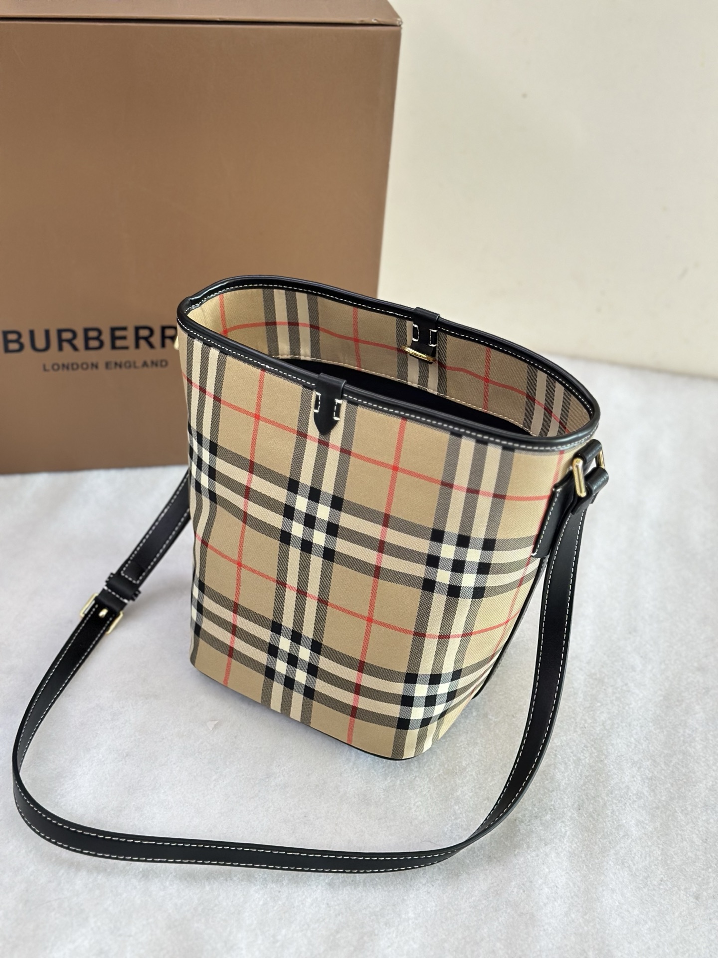 Burberry bucket bag, the classic British plaid never goes out of style, the color is high-end and versatile, and it has a retro feel The bucket b