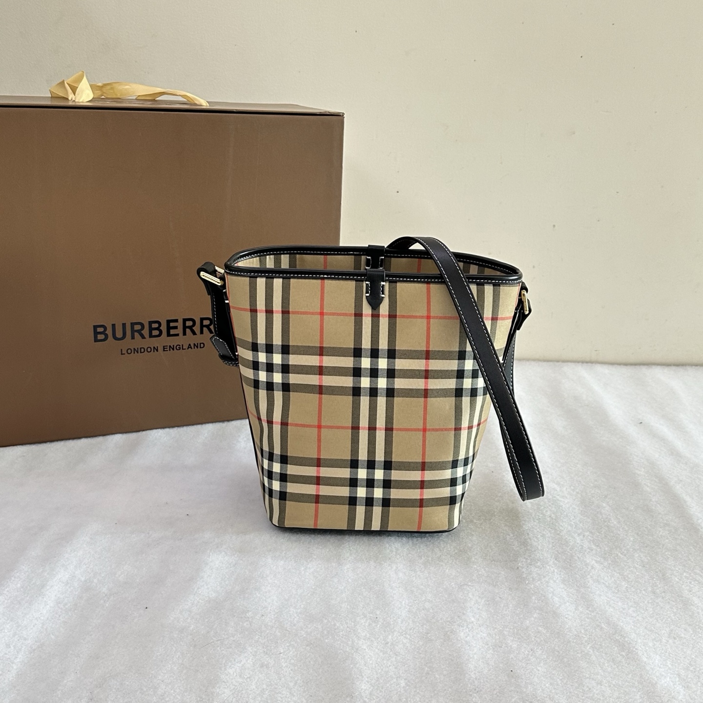 Burberry bucket bag, the classic British plaid never goes out of style, the color is high-end and versatile, and it has a retro feel The bucket b