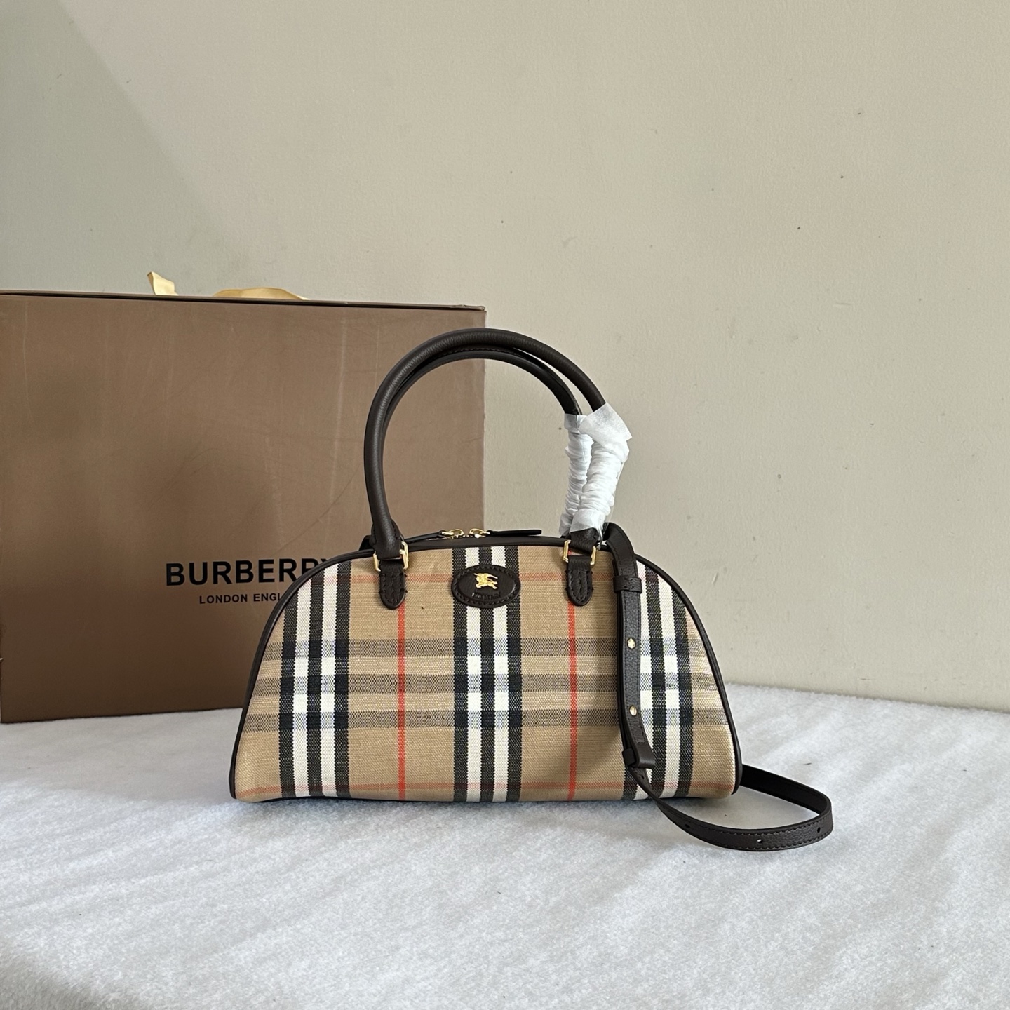 Burberry The top B-bag Highlands bowling bag is built with outdoor design concepts in mind. Crafted in an Italian workshop from cotton and linen