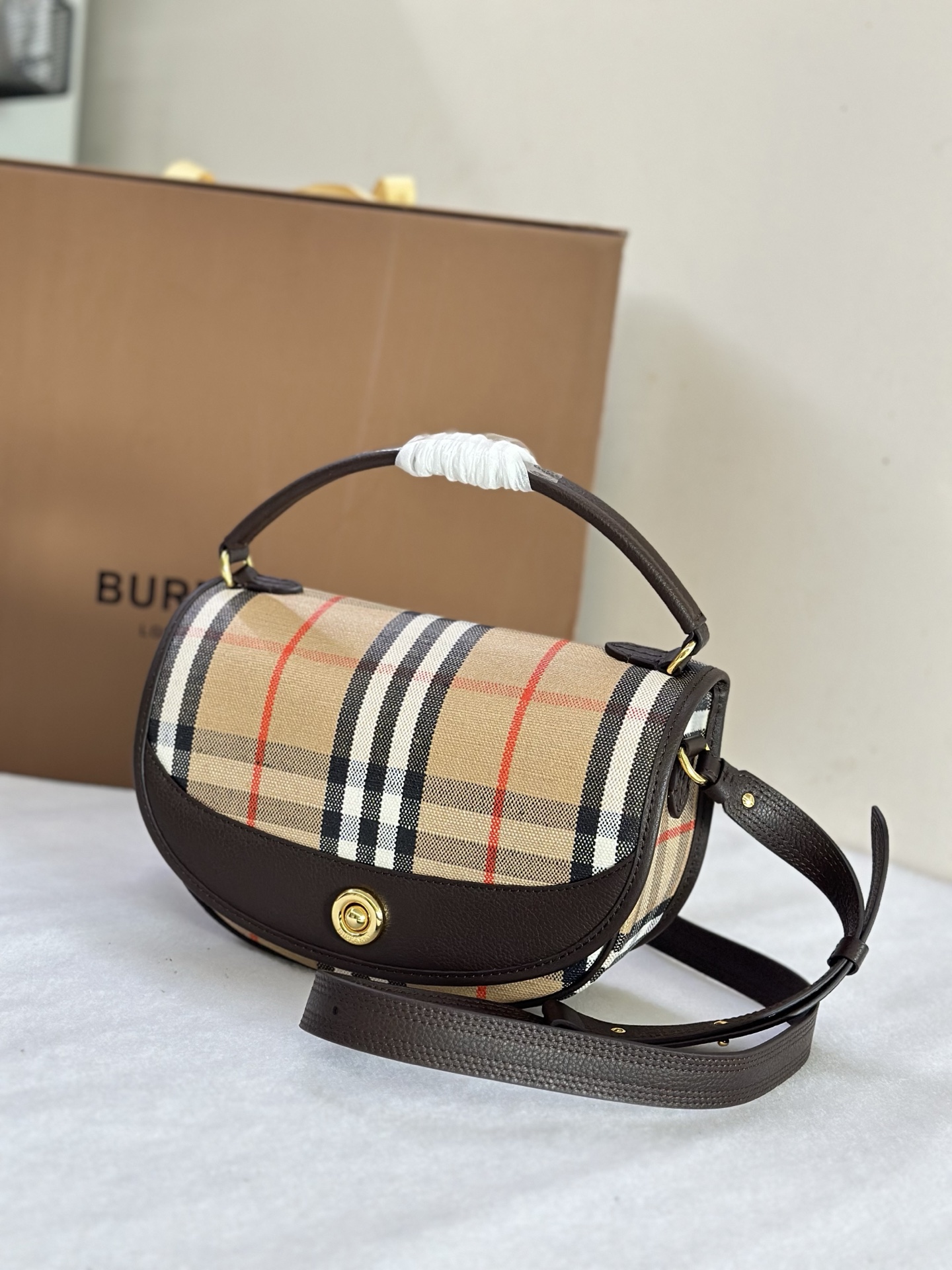 Burberry B bag is an original Highlands small cross-body bag, which is built based on outdoor design concepts. Crafted in an Italian workshop fro