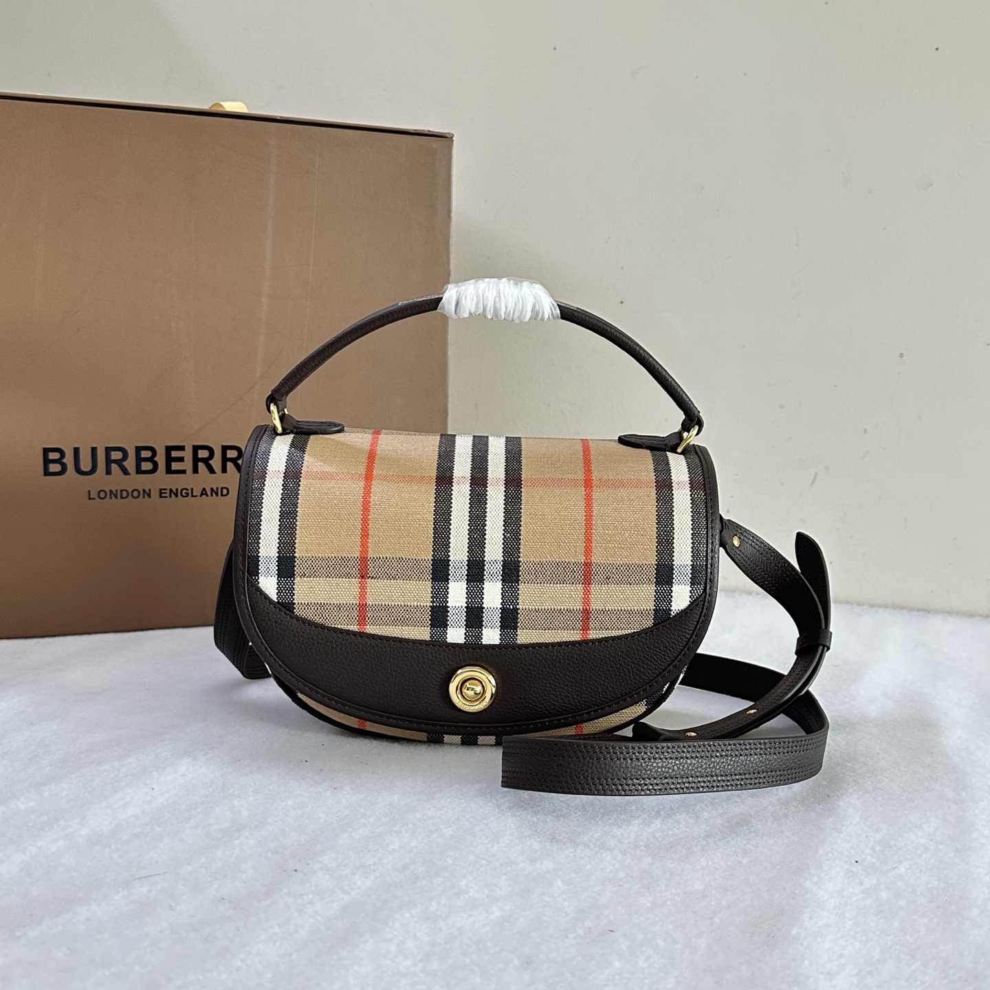 Burberry B bag is an original Highlands small cross-body bag, which is built based on outdoor design concepts. Crafted in an Italian workshop fro
