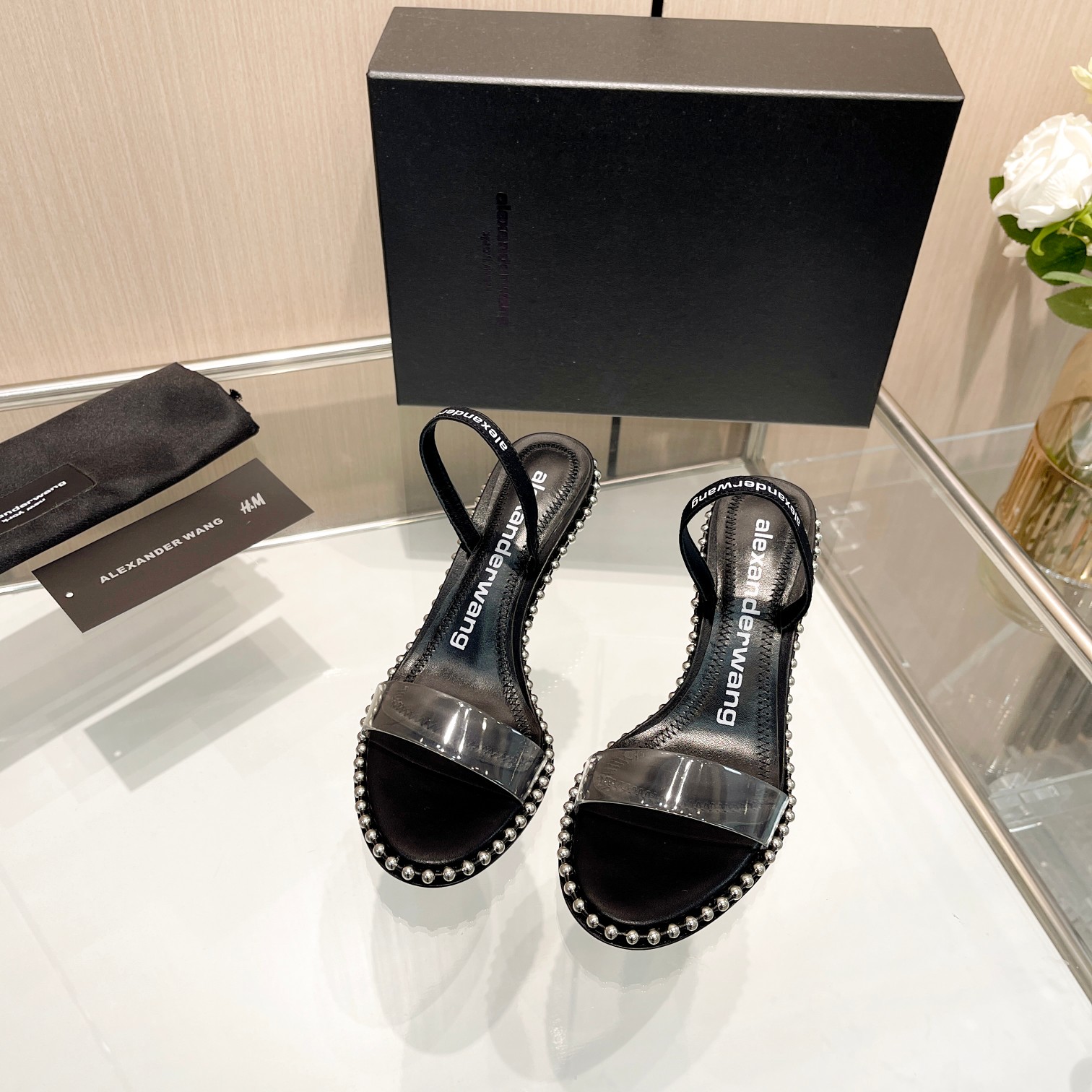 NO:235956,King!  Alexander Wang Alexander King high heels women's luxury Alexande* Wang original 1:1 material Excellent match!  The metal beaded edge decoration is really beautiful, surpassing the heart of several kittens, the position is just right, it is really sexy~ The letter logo design on the strap is very special!  Original imported transparent sheets, original soft sheepskin (soft and delicate) is super stable and easy to control!  Imported transparent sheets of upper, imported sheepskin inner, imported sheepskin footbed, heel height 6.5mm, 9.5mm, original Italian imported translucent leather outsole, size 35-39 (34, 40, 41, 42, custom made), sandals, alexander wang, sandals, high heels, sheepskin, Leather soles19860909大王 ！Alexander Wang亚历山大王高跟鞋女士奢侈品Alexande* Wang原版1:1的材 绝佳搭配！金属串珠围边装饰,美是真的美,超越了心里好几款小猫跟,位置刚好, 真的很sexy～带子上字母logo设计很特别！原厂进口透明片,原厂柔软羊皮（柔软细腻）超级稳很好驾驭！ 鞋面进口透明片 内里进口羊皮 垫脚进口羊皮 跟高6.5mm,9.5mm 鞋底原版意大利进口透染真皮大底 码数35-39（34,40,41,42,可定做）,凉鞋,alexander wang,sandals,high heels,sheepskin,Leather soles,Women's Shoes