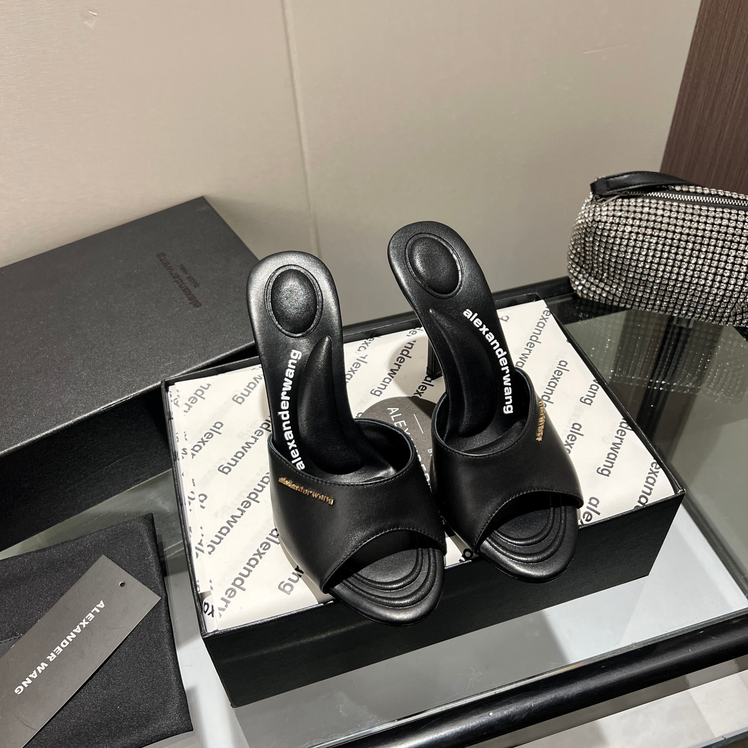 NO:229441,King New style!  Alexander Wang high heels for women, luxury products for women, Alexande* Wang original 1:1 material, concave and convex and massage insoles with glue, logo, excellent match with the most trendy round head   high elastic injection molding material queen!  Metal buckle slippers, the beauty is really beautiful, surpassing several kitten heels in my heart, and the position is just right to expose my toes. It’s really sexy~ The letter logo design is very special!  Original imported gold-plated buckles, original soft calf leather fabric (soft and delicate) is super stable and easy to control!  Upper black cowhide, white cowhide, apricot cowhide, blue denim imported sheepskin footbed imported satin heel height 10cm, 6.5cm, two heights original Italian imported perm leather outsole size 35-39 (34, 40, 41, 42, can be customized), slippers, alexander wang, high heels, slippers, cowhide, sheepskin, silk fabric, gold plating, Leather soles19860909大王 新款！Alexander Wang亚历山大王高跟鞋女士奢侈品Alexande* Wang原版1:1的材料 凹凸感带按摩的鞋垫配上注胶 Logo 搭配最潮圆头 高弹注塑材质女王的绝佳搭配！金属扣拖鞋,美是真的美,超越了心里好几款小猫跟,位置刚好可以露脚趾 真的很sexy～字母logo设计很特别！原厂进口镀金扣,原厂柔软小牛皮面料（柔软细腻）超级稳很好驾驭！ 鞋面黑牛皮,白牛皮,杏牛皮,蓝牛仔 内里进口羊皮 垫脚进口绸缎 跟高10cm,6.5cm, 两个高度 鞋底原版意大利进口透染真皮大底 码数35-39（34,40,41,42,可定做）,拖鞋,alexander wang,high heels,slippers,cowhide,sheepskin,silk fabric,gold plating,Leather soles,Women's Shoes