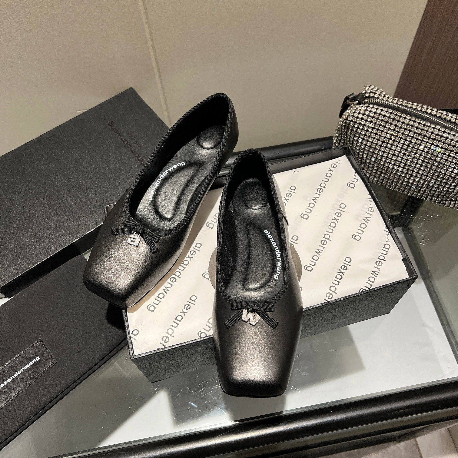 NO:229437,The new style of the king!  Alexander Wang high heels for women, luxury products for women, Alexande* Wang original 1:1 material, concave and convex and massage insoles with glue, logo, the best match with the most trendy flat head   high elastic injection molding material queen!  The metal button sandals have a stable sense of security. The beauty is really beautiful. It surpasses several kitten heels in my heart. It is really sexy~ The letter logo design is very special!  Three colors are in line, single shoes are synchronized, and a pair of king shoes must be owned in all seasons. Italian imported leather outsole Square-toed ballet flat shoes, center decorated with grosgrain ribbon bow, rhinestone logo decoration, one word 