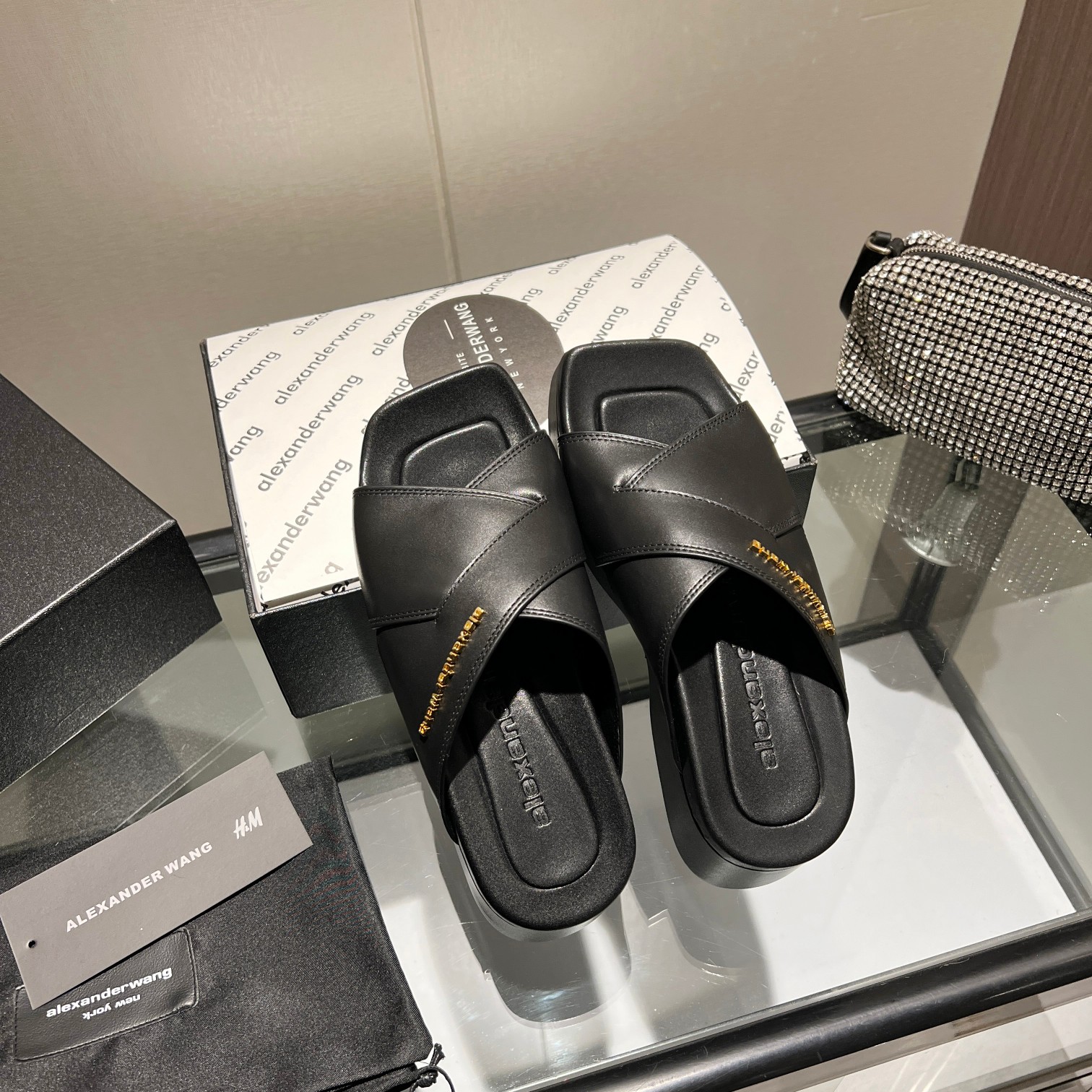 NO:229449,King New style!  High-quality Alexande* Wang original 1:1 material Massage insoles with glue logo. The best match is the queen with high elastic injection molding!  Top quality!  Alexander Wang Alexander King 24 Spring and Summer Women's New Metal Logo Letter Buckle Flat Slippers!  !  !  The most popular element. The perfect match for the queen!  Simple, fashionable and playful lazy casual slippers, with their own massage effect, making you feel different!  The upper is black cowhide, blue denim leather, imported sheepskin lining, foot pad imported cowhide, heel height 7cm, original molded logo rubber sole!  Number of codes: 35-39 (40.41. Custom made) with original packaging, slippers, alexander wang, slippers, cowhide, sheepskin19860909大王 新款！高品质Alexande* Wang原版1:1的材料 按摩的鞋垫配上注胶 Logo 搭配高弹注塑材质女王的绝佳搭配！顶级品质！Alexander Wang亚历山大王 24春夏女士新款金属logo字母扣平底拖鞋！！！最流行的元素 .女王的绝佳搭配！简约时尚又俏皮懒人休闲拖鞋,自带按摩效果,穿出不一样的感觉！ 鞋面黑牛皮,蓝牛仔纹皮 内里进口羊皮里 垫脚进口牛皮 跟高7cm 原版开模logo橡胶大底！ 码数:35-39（40.41.定做） 配原版包装,,拖鞋,alexander wang,slippers,cowhide,sheepskin,Women's Shoes