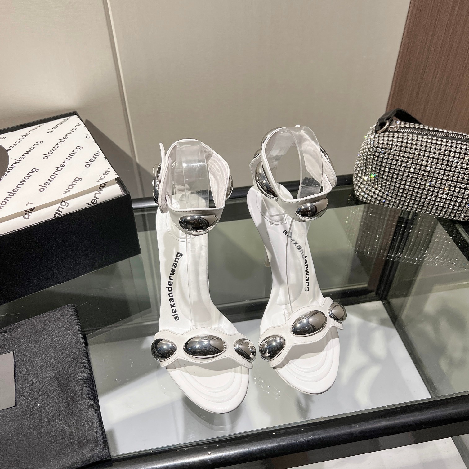 NO:235223,King New style!  Alexander Wang high heels for women, luxury products for women, Alexande* Wang original 1:1 material, concave and convex and massage insoles with glue, logo, excellent match with the most trendy round head   high elastic injection molding material queen!  The metal button sandals have a stable sense of security. The beauty is really beautiful. It surpasses several kitten heels in my heart. The position is just right to expose my toes. It is really sexy~ The letter logo design is very special!  Original imported silver-plated buckle, original soft calf leather fabric (soft and delicate) is super stable and easy to control!  Upper black calfskin, white calfskin, imported sheepskin with inner lining imported cowhide foot pads imported cowhide heel height 10cm, 6.5cm, 1cm, three heights original Italian imported perm color leather outsole size 35-39 (34, 40, 41, 42, custom made), high heels sandals, alexander wang, sandals, high heels, cowhide, sheepskin, Leather soles19860909大王 新款！Alexander Wang亚历山大王高跟鞋女士奢侈品Alexande* Wang原版1:1的材料 凹凸感带按摩的鞋垫配上注胶 Logo 搭配最潮圆头 高弹注塑材质女王的绝佳搭配！金属扣凉鞋稳稳的安全感,美是真的美,超越了心里好几款小猫跟,位置刚好可以露脚趾 真的很sexy～字母logo设计很特别！原厂进口镀银扣,原厂柔软小牛皮面料（柔软细腻）超级稳很好驾驭！ 鞋面黑色小牛皮,白色小牛皮, 内里进口羊皮 垫脚进口牛皮 跟高10cm,6.5cm, 1cm,三个高度 鞋底原版意大利进口透染真皮大底 码数35-39（34,40,41,42,可定做）,高跟鞋凉鞋,alexander wang,sandals,high heels,cowhide,sheepskin,Leather soles,Women's Shoes