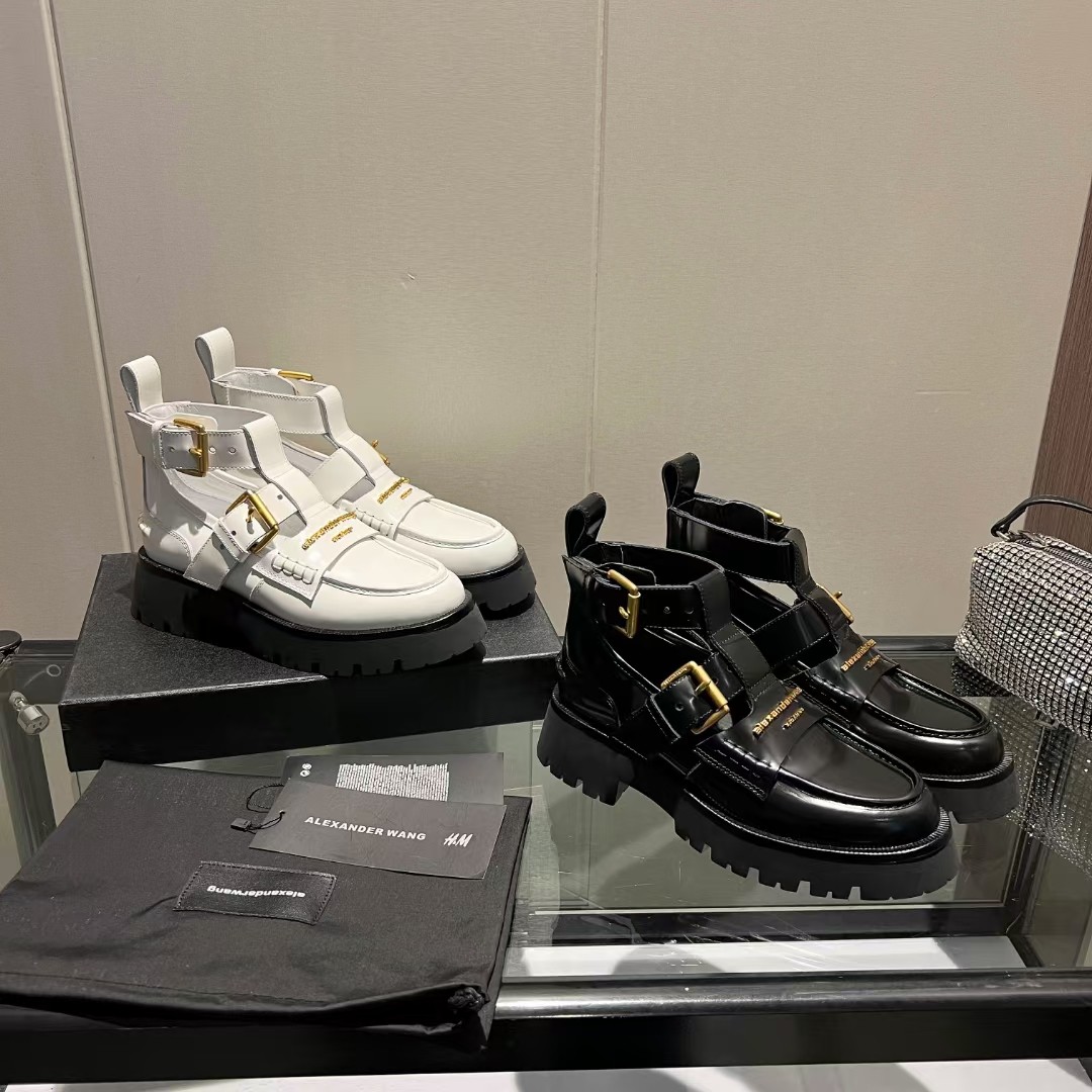 NO:235238,King New style!  High-quality Alexande* Wang original 1:1 material, Alexander King Waterproof Platform Sponge Cake Thick Sole Shoes This classic loafer is made of carter, made of black shiny calfskin, with a thick medium heel design, high-quality Alexande* Wang original 1:1 material Top quality!  Alexander Wang Alexander King 24 Spring and Summer Women's New Metal Logo Letter Metal Buckle!  !  !  The most popular element. The perfect match for the queen!  Simple, fashionable and playful loafers. The upper is imported with an open edge bead, the inner is imported silk cowhide, the foot pad is imported cowhide, the heel height is 4.5cm, the original molded logo rubber integrated sole!  Number of codes: 35-39 (34.40. Custom made) with original packaging, loafers, alexander wang, cartier, loafers, cowhide19860909大王 新款！高品质Alexande* Wang原版1:1的材料,亚历山大王防水台松糕厚底鞋这款经典乐福鞋以 carter ,由黑色闪亮小牛皮制成制成,采用粗中跟设计,高品质Alexande* Wang原版1:1的材料 顶级品质！Alexander Wang亚历山大王 24春夏女士新款金属logo字母金属扣！！！最流行的元素 .女王的绝佳搭配！简约时尚又俏皮乐福鞋. 鞋面进口开边珠 内里进口丝绸牛皮 垫脚进口牛皮 跟高4.5cm 原版开模logo橡胶一体大底！ 码数:35-39（34.40.定做） 配原版包装,,乐福鞋,alexander wang,cartier,loafers,cowhide,Women's Shoes