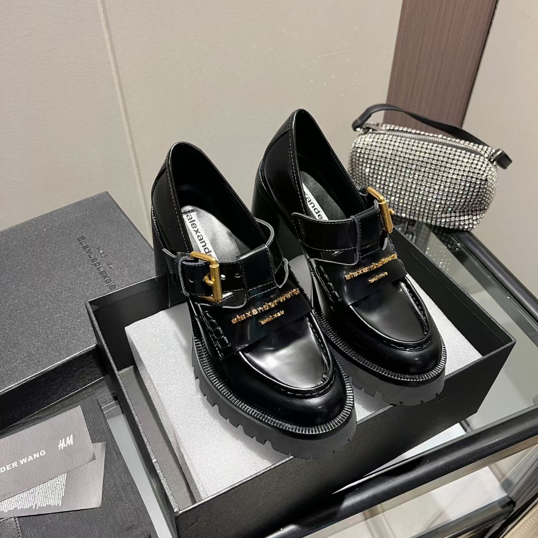 NO:235241,King New style!  High-quality Alexande* Wang original 1:1 material, Alexander King Waterproof Platform Sponge Cake Thick Sole Shoes This classic loafer is made of carter, made of black shiny calfskin, with a thick heel design. Top quality!  Alexander Wang Alexander King 24 Spring and Summer Women's New Metal Logo Letter Metal Buckle!  !  !  The most popular element. The perfect match for the queen!  Simple, fashionable and playful loafers. The upper is imported with an open edge bead, the inner is imported silk cowhide, the foot pad is imported cowhide, the heel height is 9.5cm, the original molded logo rubber integrated sole!  Number of codes: 35-39 (34.40. Custom made) with original packaging, loafers, alexander wang, cartier, loafers, cowhide19860909大王 新款！高品质Alexande* Wang原版1:1的材料,亚历山大王防水台松糕厚底鞋这款经典乐福鞋以 carter ,由黑色闪亮小牛皮制成制成,采用粗跟设计. 顶级品质！Alexander Wang亚历山大王 24春夏女士新款金属logo字母金属扣！！！最流行的元素 .女王的绝佳搭配！简约时尚又俏皮乐福鞋. 鞋面进口开边珠 内里进口丝绸牛皮 垫脚进口牛皮 跟高9.5cm 原版开模logo橡胶一体大底！ 码数:35-39（34.40.定做） 配原版包装,,乐福鞋,alexander wang,cartier,loafers,cowhide,Women's Shoes