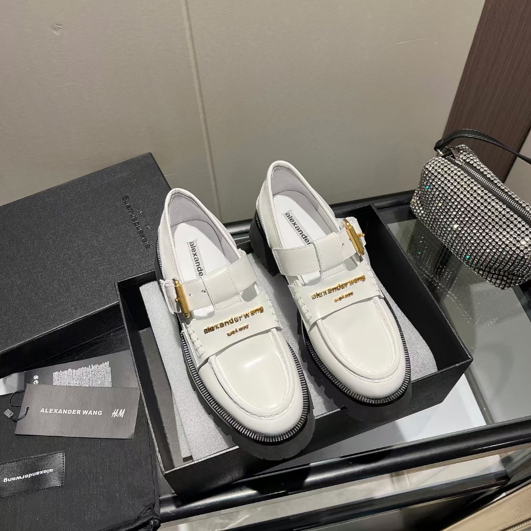 NO:235244,King New style!  High-quality Alexande* Wang original 1:1 material, Alexander King Waterproof Platform Sponge Cake Thick Sole Shoes This classic loafer is made of carter, made of black shiny calfskin, with a thick medium heel design. Top quality!  Alexander Wang Alexander King 24 Spring and Summer Women's New Metal Logo Letter Metal Buckle!  !  !  The most popular element. The perfect match for the queen!  Simple, fashionable and playful loafers. The upper is imported with beads (black, white, two colors) and imported silk cowhide with foot pads. The heel height is 4.5cm. The original molded logo rubber integrated sole!  Number of codes: 35-39 (34.40. Custom made) with original packaging, loafers, alexander wang, cartier, loafers, cowhide19860909大王 新款！高品质Alexande* Wang原版1:1的材料,亚历山大王防水台松糕厚底鞋这款经典乐福鞋以 carter ,由黑色闪亮小牛皮制成制成,采用粗中跟设计. 顶级品质！Alexander Wang亚历山大王 24春夏女士新款金属logo字母金属扣！！！最流行的元素 .女王的绝佳搭配！简约时尚又俏皮乐福鞋. 鞋面进口开边珠（黑,白,两个色） 内里进口丝绸牛皮 垫脚进口牛皮 跟高4.5cm 原版开模logo橡胶一体大底！ 码数:35-39（34.40.定做） 配原版包装,,乐福鞋,alexander wang,cartier,loafers,cowhide,Women's Shoes