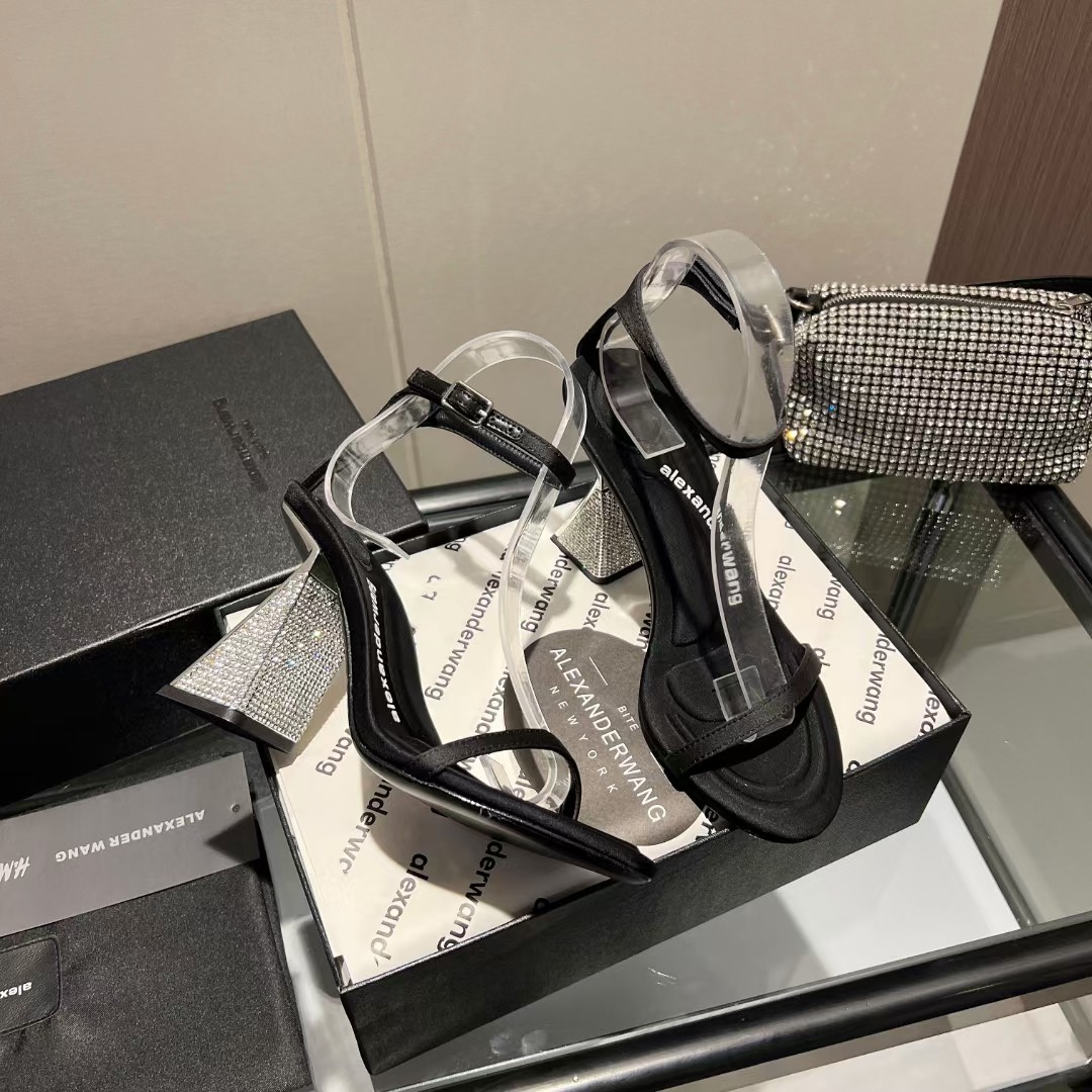 NO:235232,King New style!  Alexander Wang high heels for women, luxury products for women, Alexande* Wang original 1:1 material, concave and convex and massage insoles with glue, logo, excellent match with the most trendy round head   high elastic injection molding material queen!  The metal button sandals have a stable sense of security. The beauty is really beautiful. It surpasses several kitten heels in my heart. The position is just right to expose my toes. It is really sexy~ The letter logo design is very special!  Original imported silver-plated buckle, rhinestone gold-plated heel, original soft silk fabric (soft and delicate) is super stable and easy to control!  Imported black silk upper, imported sheepskin inner, imported foot pad, imported satin heel height 10cm, 7cm, two heights, original Italian imported perm leather outsole size 35-39 (34, 40, 41, 42, custom made), high heels, alexander wang, sandals, high heels, sheepskin, real silk, silk fabric, gold plating, Leather soles19860909大王 新款！Alexander Wang亚历山大王高跟鞋女士奢侈品Alexande* Wang原版1:1的材料 凹凸感带按摩的鞋垫配上注胶 Logo 搭配最潮圆头 高弹注塑材质女王的绝佳搭配！金属扣凉鞋稳稳的安全感,美是真的美,超越了心里好几款小猫跟,位置刚好可以露脚趾 真的很sexy～字母logo设计很特别！原厂进口镀银扣,水钻镀金跟,原厂柔软真丝面料（柔软细腻）超级稳很好驾驭！ 鞋面进口黑色真丝 内里进口羊皮 垫脚进口绸缎 跟高10cm,7cm, 两个高度 鞋底原版意大利进口透染真皮大底 码数35-39（34,40,41,42,可定做）,高跟鞋凉鞋,alexander wang,sandals,high heels,sheepskin,real silk,silk fabric,gold plating,Leather soles,Women's Shoes