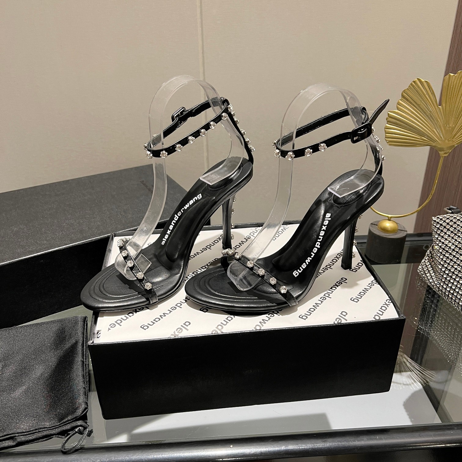 NO:235226,King New style!  Alexander Wang high heels for women, luxury products for women, Alexande* Wang original 1:1 material, concave and convex and massage insoles with glue, logo, excellent match with the most trendy round head   high elastic injection molding material queen!  The metal diamond sandals have a stable sense of security. The beauty is really beautiful. It surpasses several kitten heels in my heart. The position is just right to show your toes. It is really sexy~ The letter logo design is very special!  The diamonds are made of gold-plated, and the diamonds are stomped under your feet, making them fashionable and noble!  Super stable and easy to control!  Imported cowhide, black, white, two colors imported in the inner lining imported cowhide, foot pad imported cowhide, heel height 10cm, 8cm, two heights, original Italian imported permur leather outsole, size 35-39 (34, 40, 41, 42, custom made), high heels, alexander wang, sandals, high heels, cowhide, sheepskin, gold plating, Leather soles19860909大王 新款！Alexander Wang亚历山大王高跟鞋女士奢侈品Alexande* Wang原版1:1的材料 凹凸感带按摩的鞋垫配上注胶 Logo 搭配最潮圆头 高弹注塑材质女王的绝佳搭配！金属钻凉鞋稳稳的安全感,美是真的美,超越了心里好几款小猫跟,位置刚好可以露脚趾 真的很sexy～字母logo设计很特别！水钻镀金纯手工缝制而成,上百克拉的钻踩在脚下,时尚高贵！超级稳很好驾驭！ 鞋面进口牛皮,黑色,白色,两个色 内里进口羊皮 垫脚进口牛皮 跟高10cm,8cm, 两个高度 鞋底原版意大利进口透染真皮大底 码数35-39（34,40,41,42,可定做）,高跟鞋凉鞋,alexander wang,sandals,high heels,cowhide,sheepskin,gold plating,Leather soles,Women's Shoes