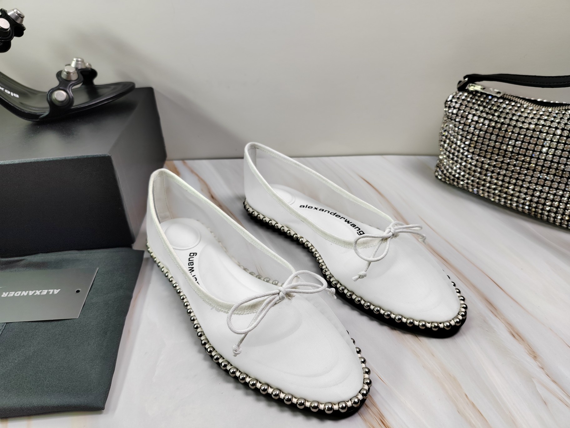 NO:234606,King New style!  Alexander Wang high heels for women, luxury products for women, Alexande* Wang original 1:1 material, concave and convex and massage insoles with glue, logo, excellent match with the most trendy round head   high elastic injection molding material queen!  The comfortable feeling of lazy dancing shoes is really beautiful, the position just shows the seams of the feet, it is really sexy~ the letter logo design is very special!  The base is inlaid with copper beads and the original leather is easy to control!  Three colors of imported sheepskin, silk mesh cloth, (black, white, apricot) imported sheepskin in the inner lining imported footbed sheepskin heel height 1cm, original sole imported Italian dyed genuine leather outsole size 35-39 (34,40,41,42, can be customized) silk mesh, sheepskin, single shoes, alexander wang, high heels, sheepskin, Leather soles19860909大王 新款！Alexander Wang亚历山大王高跟鞋女士奢侈品Alexande* Wang原版1:1的材料 凹凸感带按摩的鞋垫配上注胶 Logo 搭配最潮圆头 高弹注塑材质女王的绝佳搭配！懒人跳舞鞋的舒服感,美是真的美,位置刚好可以露脚缝, 真的很sexy～字母logo设计很特别！大底镶铜珠围边,原厂皮料很好驾驭！ 鞋面进口羊皮,丝网布,（黑,白,杏）三个色 内里进口羊皮 垫脚进口羊皮 跟高1cm,  鞋底原版意大利进口透染真皮大底 码数35-39（34,40,41,42,可定做） 丝网,羊皮,单鞋,alexander wang,high heels,sheepskin,Leather soles,Women's Shoes