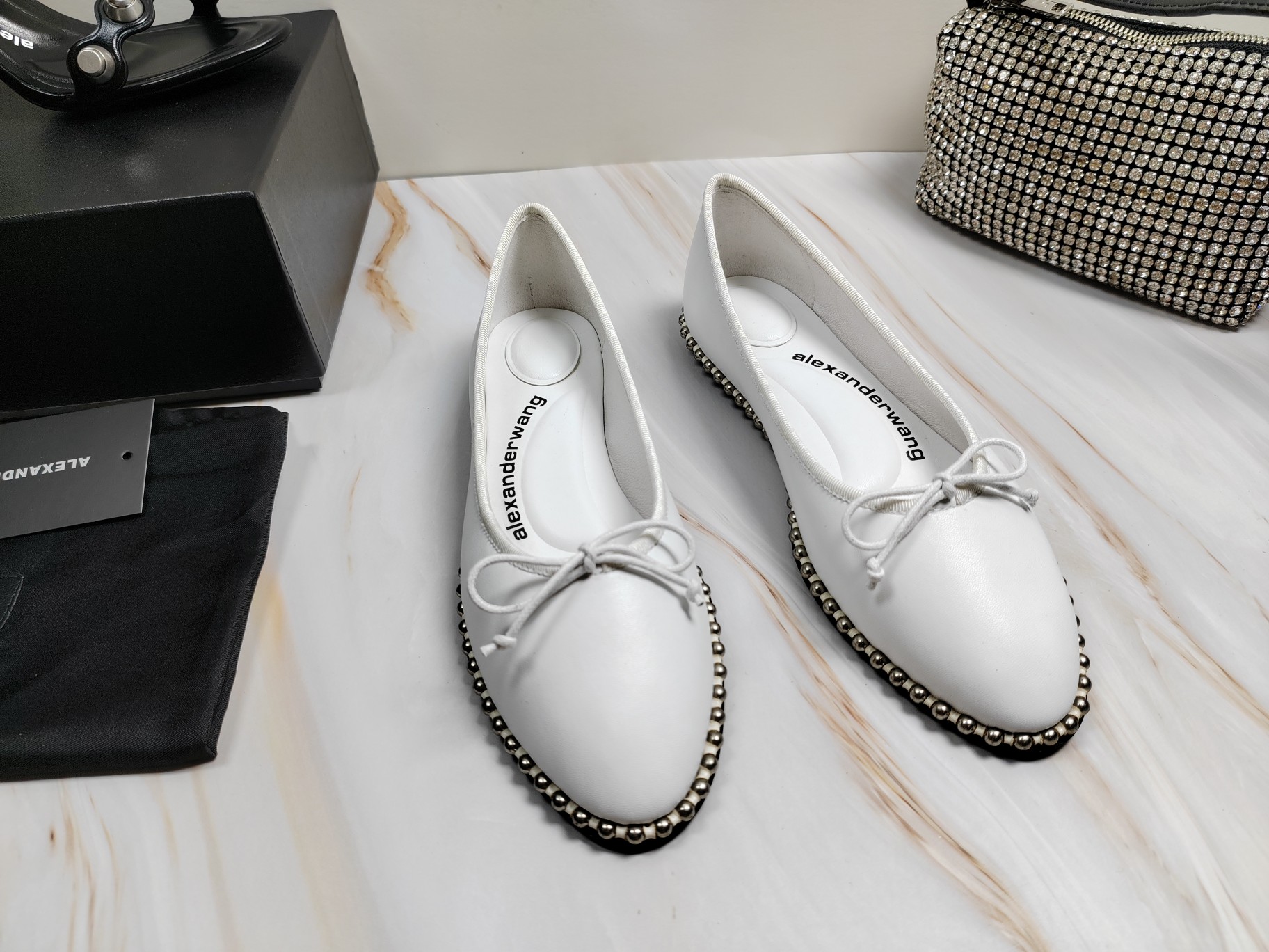 NO:234594,The new style of the king!  Alexander Wang high heels for women, luxury products for women, Alexande* Wang original 1:1 material, concave and convex and massage insoles with glue, logo, excellent match with the most trendy round head   high elastic injection molding material queen!  The comfortable feeling of lazy dancing shoes is really beautiful, the position just shows the seams of the feet, it is really sexy~ the letter logo design is very special!  The base is inlaid with copper beads and the original leather is easy to control!  Three colors of imported sheepskin, silk mesh cloth, (black, white, apricot) imported sheepskin in the inner lining imported footbed sheepskin heel height 1cm, original sole imported Italian dyed leather outsole size 35-39 (34,40,41,42, can be customized) silk mesh, sheepskin, high heels, alexander wang, high heels, sheepskin, Leather soles19860909大王新款！Alexander Wang亚历山大王高跟鞋女士奢侈品Alexande* Wang原版1:1的材料 凹凸感带按摩的鞋垫配上注胶 Logo 搭配最潮圆头 高弹注塑材质女王的绝佳搭配！懒人跳舞鞋的舒服感,美是真的美,位置刚好可以露脚缝, 真的很sexy～字母logo设计很特别！大底镶铜珠围边,原厂皮料很好驾驭！ 鞋面进口羊皮,丝网布,（黑,白,杏）三个色 内里进口羊皮 垫脚进口羊皮 跟高1cm,  鞋底原版意大利进口透染真皮大底 码数35-39（34,40,41,42,可定做） 丝网,羊皮,高跟鞋,alexander wang,high heels,sheepskin,Leather soles,Women's Shoes