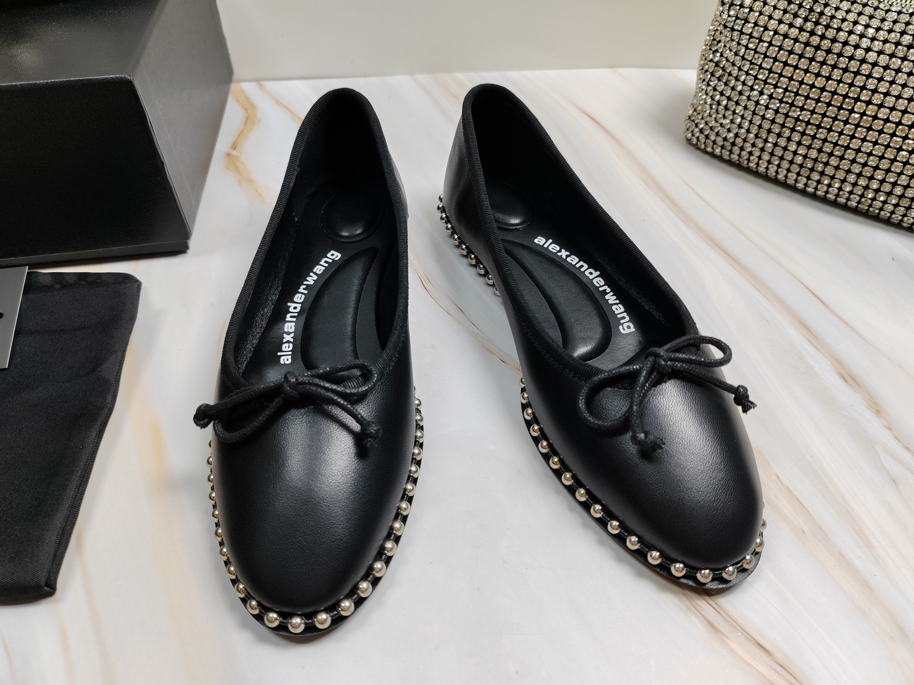 NO:234603,The new style of the king!  Alexander Wang high heels for women, luxury products for women, Alexande* Wang original 1:1 material, concave and convex and massage insoles with glue, logo, excellent match with the most trendy round head   high elastic injection molding material queen!  The comfortable feeling of lazy dancing shoes is really beautiful, the position just shows the seams of the feet, it is really sexy~ the letter logo design is very special!  The base is inlaid with copper beads and the original leather is easy to control!  Three colors of imported sheepskin, silk mesh cloth, (black, white, apricot) imported sheepskin in the inner lining imported footbed sheepskin heel height 1cm, original sole imported Italian dyed genuine leather outsole size 35-39 (34,40,41,42, can be customized) silk mesh, sheepskin, single shoes, alexander wang, high heels, sheepskin, Leather soles19860909大王新款！Alexander Wang亚历山大王高跟鞋女士奢侈品Alexande* Wang原版1:1的材料 凹凸感带按摩的鞋垫配上注胶 Logo 搭配最潮圆头 高弹注塑材质女王的绝佳搭配！懒人跳舞鞋的舒服感,美是真的美,位置刚好可以露脚缝, 真的很sexy～字母logo设计很特别！大底镶铜珠围边,原厂皮料很好驾驭！ 鞋面进口羊皮,丝网布,（黑,白,杏）三个色 内里进口羊皮 垫脚进口羊皮 跟高1cm,  鞋底原版意大利进口透染真皮大底 码数35-39（34,40,41,42,可定做） 丝网,羊皮,单鞋,alexander wang,high heels,sheepskin,Leather soles,Women's Shoes