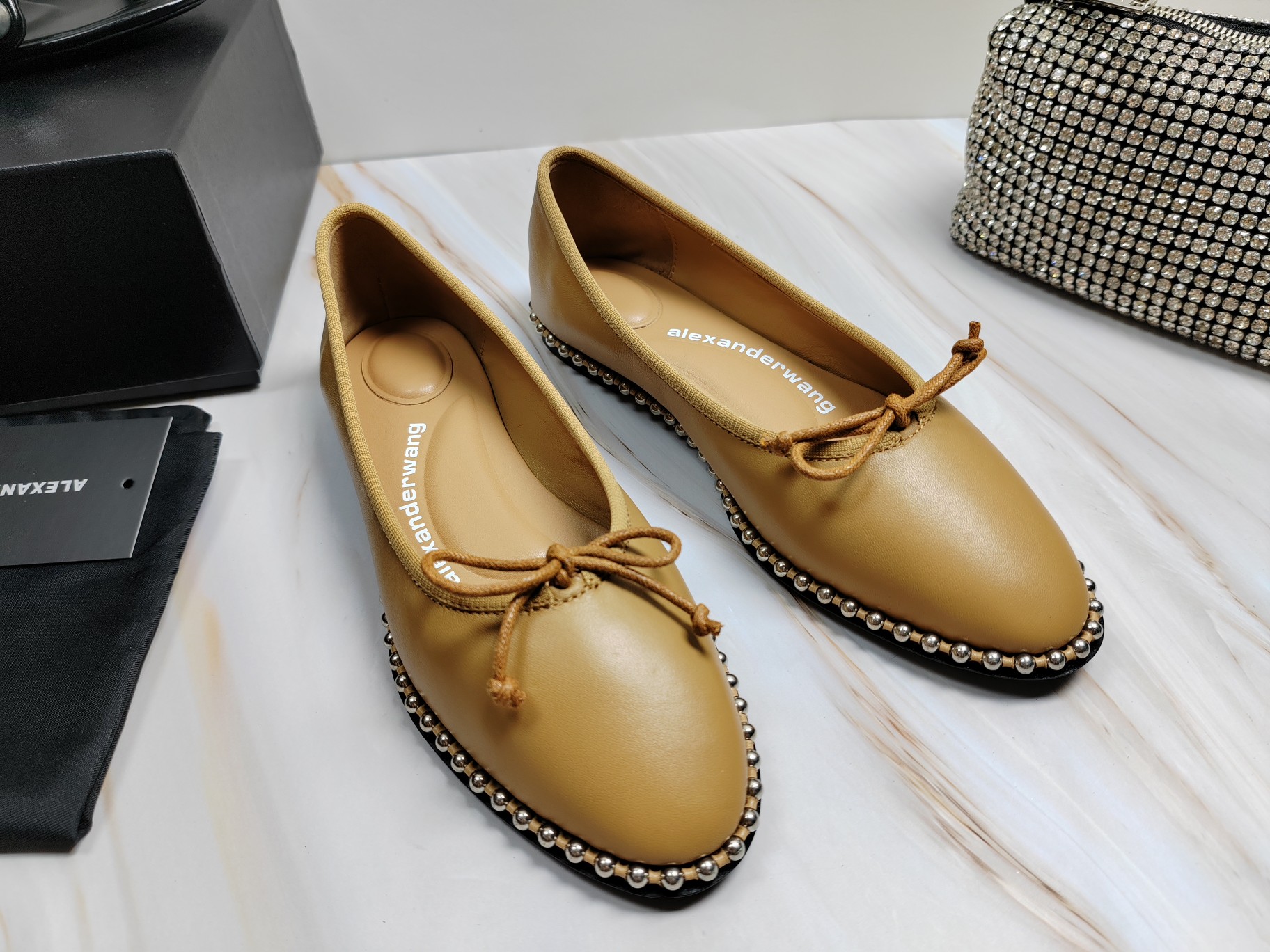 NO:234600,King New style!  Alexander Wang high heels for women, luxury products for women, Alexande* Wang original 1:1 material, concave and convex and massage insoles with glue, logo, excellent match with the most trendy round head   high elastic injection molding material queen!  The comfortable feeling of lazy dancing shoes is really beautiful, the position just shows the seams of the feet, it is really sexy~ the letter logo design is very special!  The base is inlaid with copper beads and the original leather is easy to control!  Three colors of imported sheepskin, silk mesh cloth, (black, white, apricot) imported sheepskin in the inner lining imported footbed sheepskin heel height 1cm, original sole imported Italian dyed genuine leather outsole size 35-39 (34,40,41,42, can be customized) silk mesh, sheepskin, single shoes, alexander wang, high heels, sheepskin, Leather soles19860909大王 新款！Alexander Wang亚历山大王高跟鞋女士奢侈品Alexande* Wang原版1:1的材料 凹凸感带按摩的鞋垫配上注胶 Logo 搭配最潮圆头 高弹注塑材质女王的绝佳搭配！懒人跳舞鞋的舒服感,美是真的美,位置刚好可以露脚缝, 真的很sexy～字母logo设计很特别！大底镶铜珠围边,原厂皮料很好驾驭！ 鞋面进口羊皮,丝网布,（黑,白,杏）三个色 内里进口羊皮 垫脚进口羊皮 跟高1cm,  鞋底原版意大利进口透染真皮大底 码数35-39（34,40,41,42,可定做） 丝网,羊皮,单鞋,alexander wang,high heels,sheepskin,Leather soles,Women's Shoes