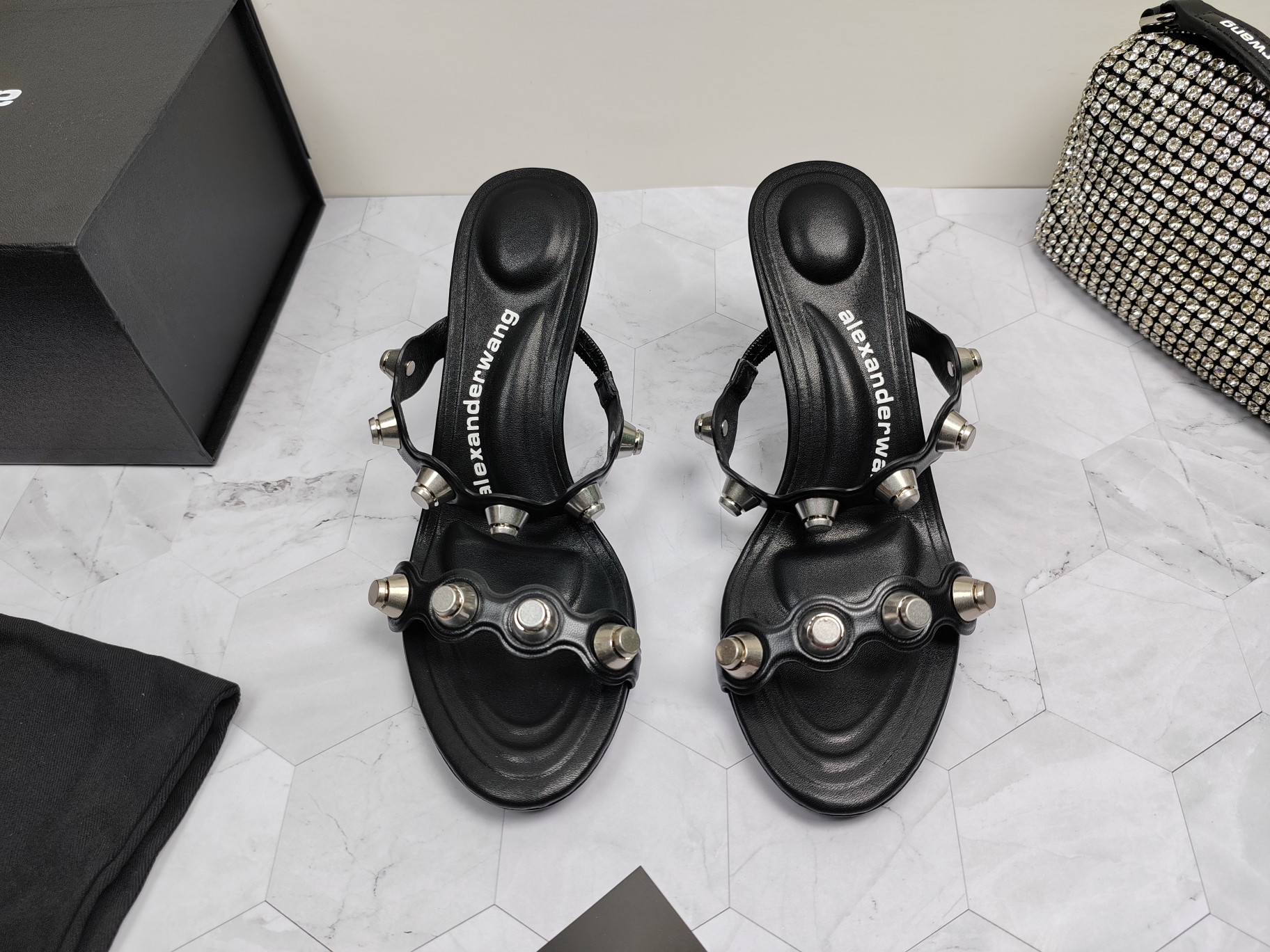 NO:236842,King New style!  Alexander Wang high heels for women, luxury products for women, Alexande* Wang original 1:1 material, concave and convex and massage insoles with glue, logo, excellent match with the most trendy round head   high elastic injection molding material queen!  The comfort is so good, the beauty is really beautiful, the position just can reveal the seams of the feet, it is really sexy~ the letter logo design is very special!  , The original leather is easy to control!  Three colors of imported sheepskin (black, white, red) inner inner imported sheepskin footbed imported sheepskin heel height 8cm, original sole imported Italian dyed genuine leather outsole size 35-39 (34.40.41.42.43. Custom made), high heels, alexander wang, high heels, sheepskin, Leather soles19860909大王 新款！Alexander Wang亚历山大王高跟鞋女士奢侈品Alexande* Wang原版1:1的材料 凹凸感带按摩的鞋垫配上注胶 Logo 搭配最潮圆头 高弹注塑材质女王的绝佳搭配！舒服感爆棚,美是真的美,位置刚好可以露脚缝, 真的很sexy～字母logo设计很特别！,原厂皮料很好驾驭！ 鞋面进口羊皮（黑,白,红）三个色 内里进口羊皮 垫脚进口羊皮 跟高8cm,  鞋底原版意大利进口透染真皮大底 码数35-39（34.40.41.42.43.可定做）,高跟鞋,alexander wang,high heels,sheepskin,Leather soles,Women's Shoes