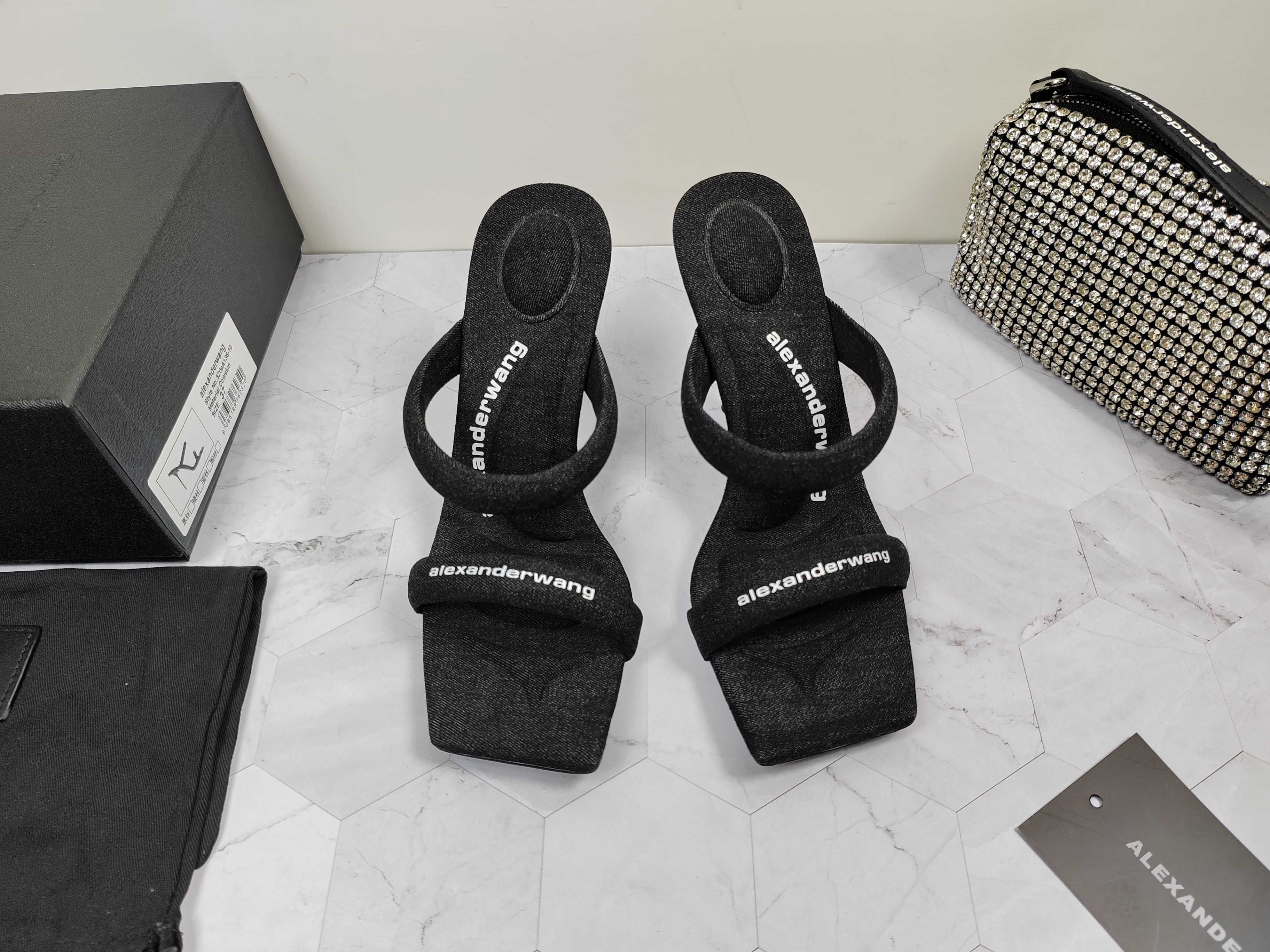 NO:236846,King New style!  Alexander Wang high heels for women, luxury products for women, Alexande* Wang original 1:1 material, concave and convex and massage insoles with glue, logo, excellent match with the most fashionable square head   high elastic injection molding material queen!  The comfort is so good, the beauty is really beautiful, the position just can reveal the seams of the feet, it is really sexy~ the letter logo design is very special!  , The original leather is easy to control!  Imported denim upper, imported cowhide (black, white, blue, apricot, black leather, white leather) six colors, imported sheepskin footbed, heel height 5.0.10.cm, two heel height. (the diamond-added model is only 10cm) Sole original Italian imported dyed leather outsole size 35-39 (34.40.41.42.43. Custom made), high heels, alexander wang, high heels, cowhide, sheepskin, Leather soles19860909大王 新款！Alexander Wang亚历山大王高跟鞋女士奢侈品Alexande* Wang原版1:1的材料 凹凸感带按摩的鞋垫配上注胶 Logo 搭配最潮方头 高弹注塑材质女王的绝佳搭配！舒服感爆棚,美是真的美,位置刚好可以露脚缝, 真的很sexy～字母logo设计很特别！,原厂皮料很好驾驭！ 鞋面进口牛仔布,进口牛皮（黑.白.蓝.杏.黑皮.白皮）六个色 垫脚进口羊皮 跟高5.0.10.cm两个跟高 .（加钻款只有10cm） 鞋底原版意大利进口透染真皮大底 码数35-39（34.40.41.42.43.可定做）,高跟鞋,alexander wang,high heels,cowhide,sheepskin,Leather soles,Women's Shoes