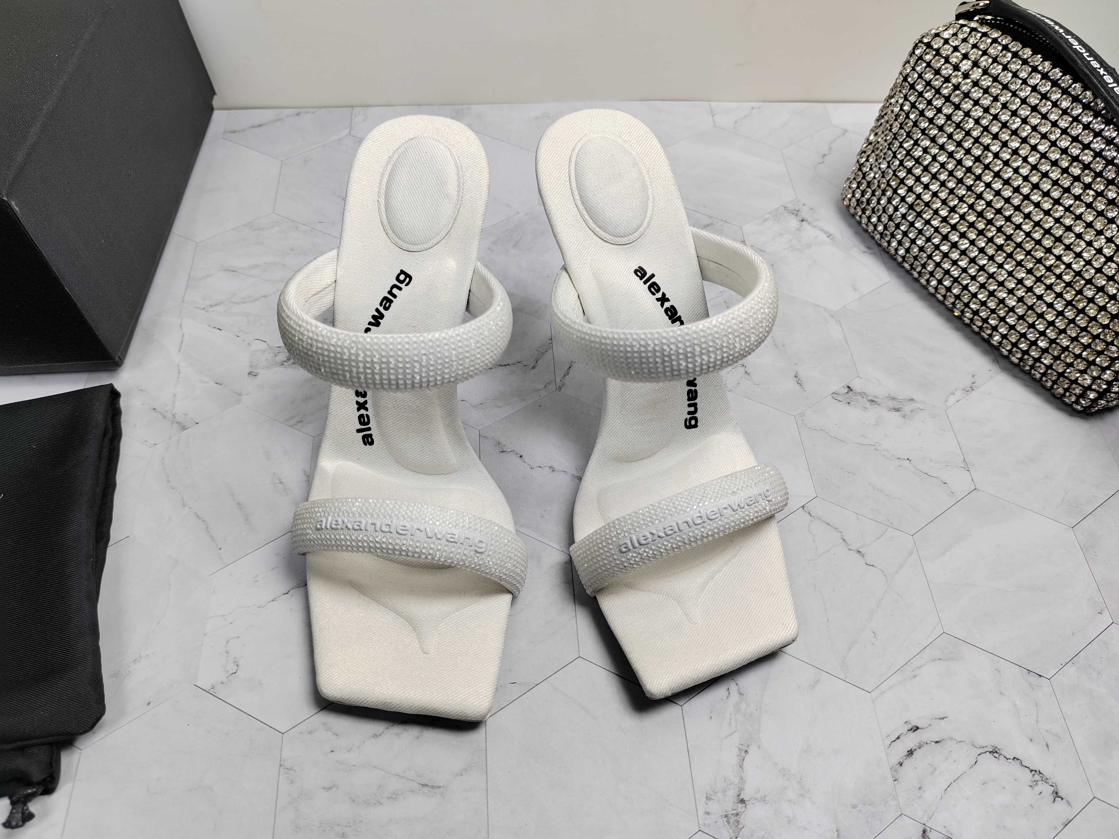 NO:236854,King New style!  Alexander Wang high heels for women, luxury products for women, Alexande* Wang original 1:1 material, concave and convex and massage insoles with glue, logo, excellent match with the most fashionable square head   high elastic injection molding material queen!  The comfort is so good, the beauty is really beautiful, the position just can reveal the seams of the feet, it is really sexy~ the letter logo design is very special!  , The original leather is easy to control!  Imported denim upper, imported cowhide (black, white, blue, apricot, black leather, white leather) six colors, imported sheepskin footbed, heel height 5.0.10.cm, two heel height. (the diamond-added model is only 10cm) Sole original Italian imported dyed leather outsole size 35-39 (34.40.41.42.43. Custom made), high heels, alexander wang, high heels, cowhide, sheepskin, Leather soles19860909大王 新款！Alexander Wang亚历山大王高跟鞋女士奢侈品Alexande* Wang原版1:1的材料 凹凸感带按摩的鞋垫配上注胶 Logo 搭配最潮方头 高弹注塑材质女王的绝佳搭配！舒服感爆棚,美是真的美,位置刚好可以露脚缝, 真的很sexy～字母logo设计很特别！,原厂皮料很好驾驭！ 鞋面进口牛仔布,进口牛皮（黑.白.蓝.杏.黑皮.白皮）六个色 垫脚进口羊皮 跟高5.0.10.cm两个跟高 .（加钻款只有10cm） 鞋底原版意大利进口透染真皮大底 码数35-39（34.40.41.42.43.可定做）,高跟鞋,alexander wang,high heels,cowhide,sheepskin,Leather soles,Women's Shoes