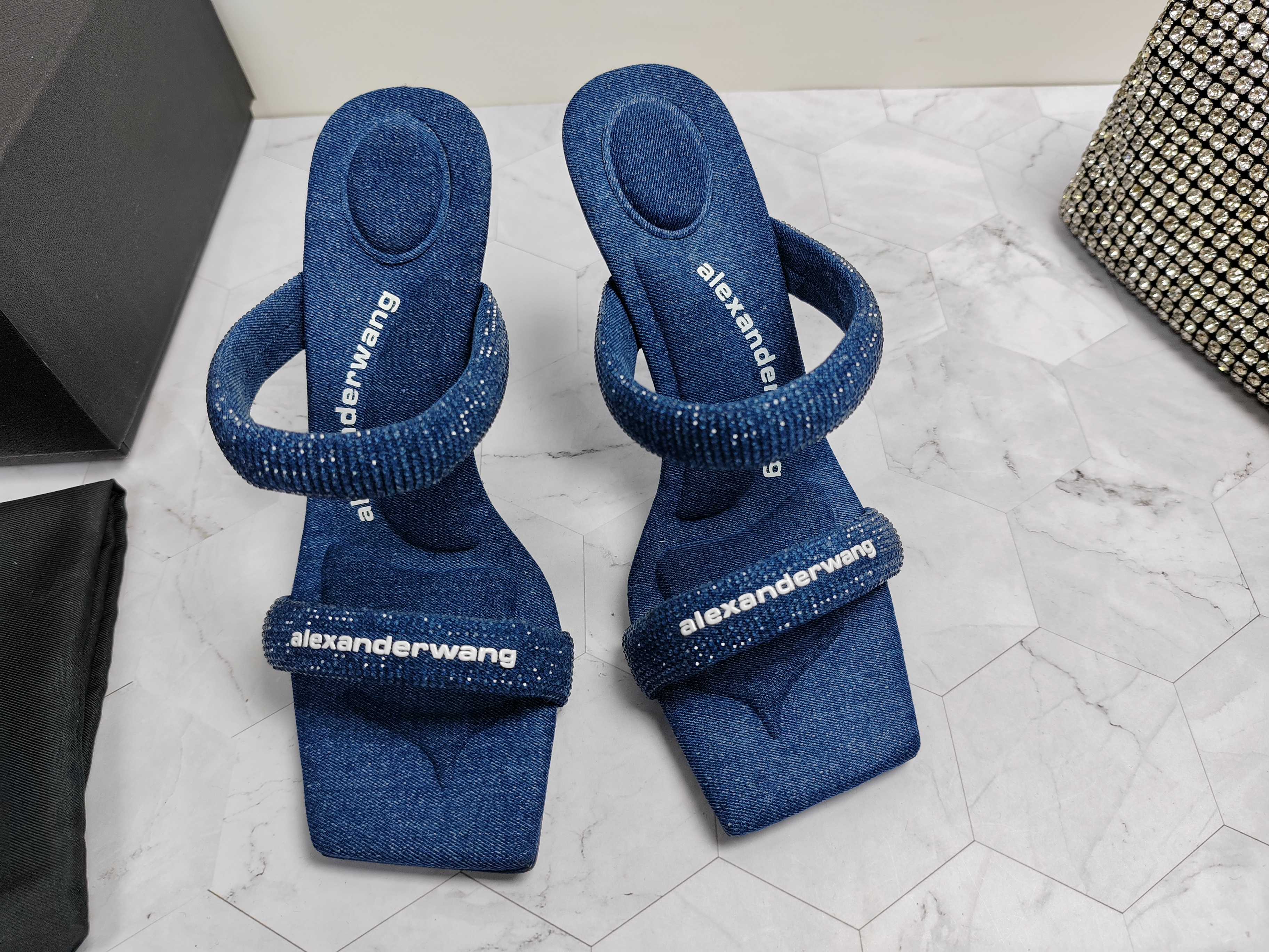 NO:409591,King New style!  Alexander Wang high heels for women, luxury products for women, Alexande* Wang original 1:1 material, concave and convex and massage insoles with glue, logo, excellent match with the most fashionable square head + high elastic injection molding material queen!  The comfort is so good, the beauty is really beautiful, the position just can reveal the seams of the feet, it is really sexy~ the letter logo design is very special!  , The original leather is easy to control!  Imported denim upper, imported cowhide (black, white, blue, apricot, black leather, white leather) six colors, imported sheepskin footbed, heel height 5.0.10.cm, two heel height. (the diamond-added model is only 10cm) Sole original Italian imported perm dyed leather outsole size 35-39 (34.40.41.42.43. Custom made) Diamond model, high heels, slippers, alexander wang, high heels, slippers, cowhide, sheepskin, Leather soles19860909大王 新款！Alexander Wang亚历山大王高跟鞋女士奢侈品Alexande* Wang原版1:1的材料 凹凸感带按摩的鞋垫配上注胶 Logo 搭配最潮方头+高弹注塑材质女王的绝佳搭配！舒服感爆棚,美是真的美,位置刚好可以露脚缝, 真的很sexy～字母logo设计很特别！,原厂皮料很好驾驭！ 鞋面进口牛仔布,进口牛皮（黑.白.蓝.杏.黑皮.白皮）六个色 垫脚进口羊皮 跟高5.0.10.cm两个跟高 .（加钻款只有10cm） 鞋底原版意大利进口透染真皮大底 码数35-39（34.40.41.42.43.可定做） 加钻款,高跟鞋拖鞋,alexander wang,high heels,slippers,cowhide,sheepskin,Leather soles,Women's Shoes