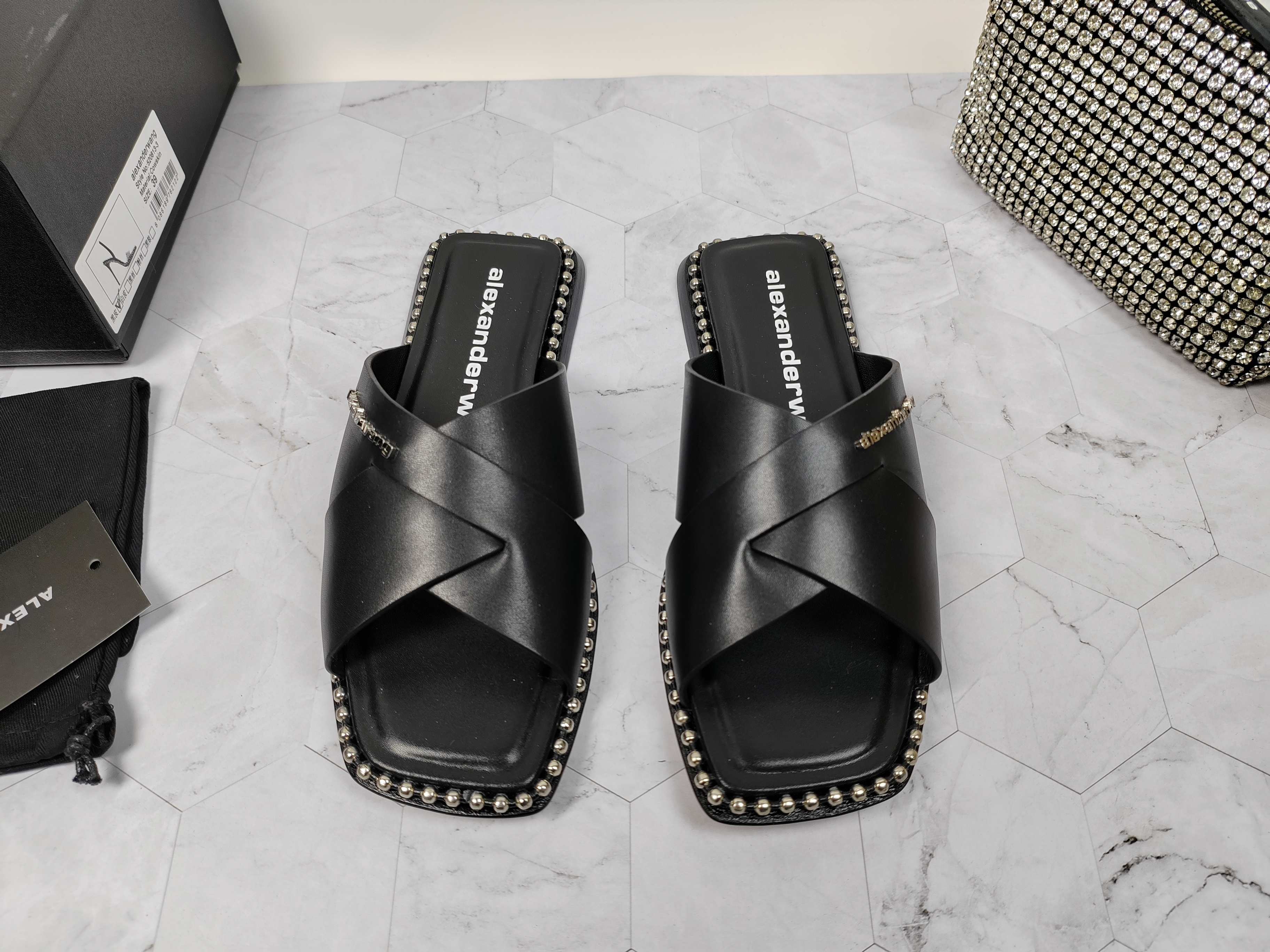 NO:235239,King New style!  Alexander Wang Alexander King high heels women's luxury goods Alexande* Wang original 1:1 material, lazy people drag, a must-have for casual!  The insole with concave and convex feel with massage is an excellent match with glue-injected logo with the most fashionable square head   high elastic injection molding material queen!  The comfort is so good, the beauty is really beautiful, the position just can reveal the seams of the feet, it is really sexy~ the letter logo design is very special!  , The original leather is easy to control!  Imported cowhide (black leather and white leather) two colors, imported cowhide feet, heel height 1.cm, original Italian imported perm, leather outsole, size 35-39 (34.40.41.42.43. Custom made) Leather surface, slippers, alexander wang, high heels, slippers, cowhide, Leather soles19860909大王 新款！Alexander Wang亚历山大王高跟鞋女士奢侈品Alexande* Wang原版1:1的材料,懒人拖,休闲必选！ 凹凸感带按摩的鞋垫配上注胶 Logo 搭配最潮方头 高弹注塑材质女王的绝佳搭配！舒服感爆棚,美是真的美,位置刚好可以露脚缝, 真的很sexy～字母logo设计很特别！,原厂皮料很好驾驭！ 鞋面进口牛皮（黑皮.白皮）两个色 垫脚进口牛皮 跟高1.cm 鞋底原版意大利进口透染真皮大底 码数35-39（34.40.41.42.43.可定做） 皮面,拖鞋,alexander wang,high heels,slippers,cowhide,Leather soles,Women's Shoes