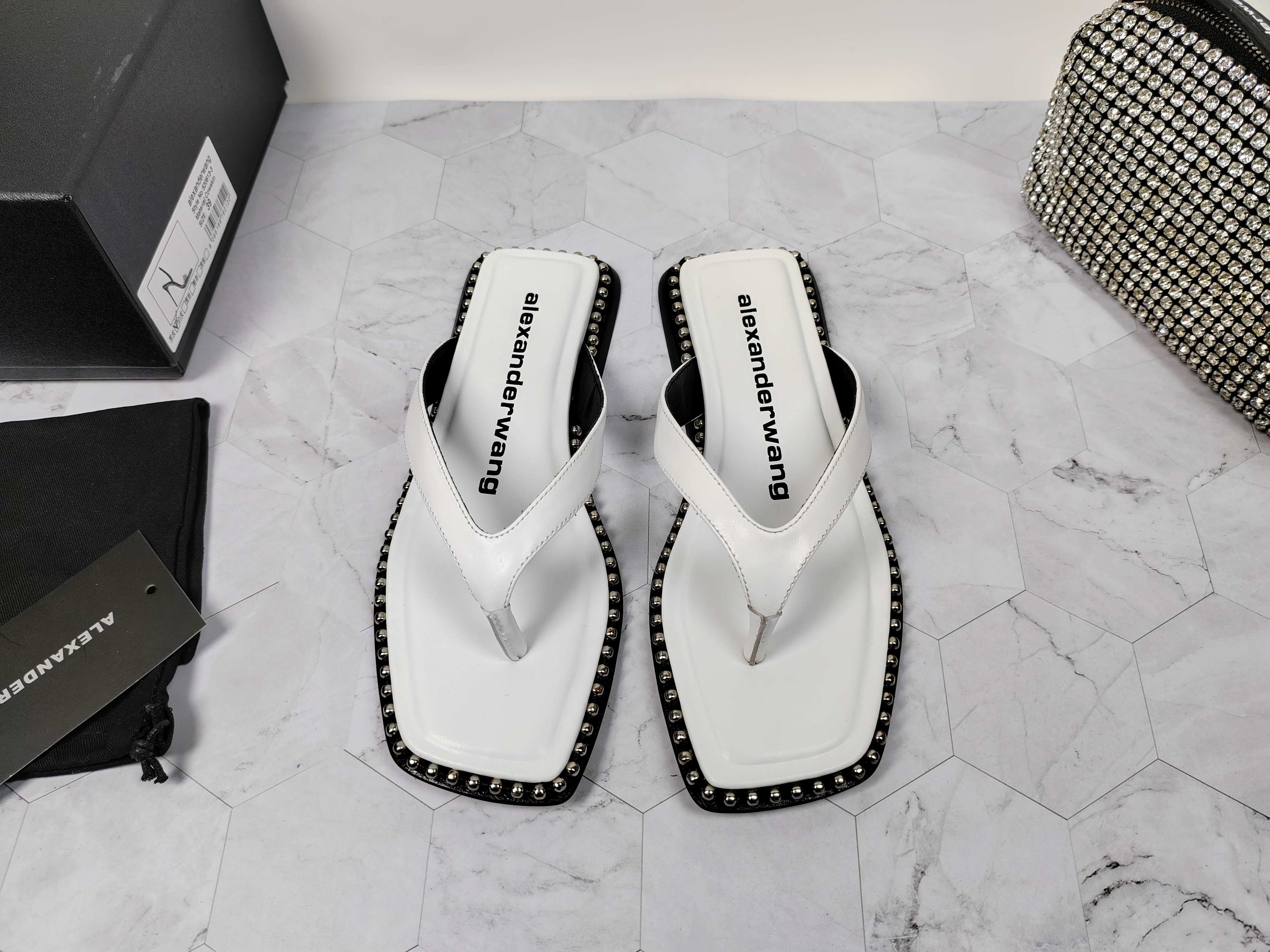 NO:235233,King New style!  Alexander Wang Alexander King high heels women's luxury goods Alexande* Wang original 1:1 material, lazy people drag, a must-have for casual!  The insole with concave and convex feel with massage is an excellent match with glue-injected logo with the most fashionable square head   high elastic injection molding material queen!  The comfort is so good, the beauty is really beautiful, the position just can reveal the seams of the feet, it is really sexy~ the letter logo design is very special!  , The original leather is easy to control!  Imported cowhide (black leather and white leather) two colors, imported cowhide feet, heel height 1.cm, original Italian imported permur leather outsole, size 35-39 (34.40.41.42.43. Custom made) Leather surface, split-toe shoes, alexander wang, high heels, cowhide, Leather soles19860909大王 新款！Alexander Wang亚历山大王高跟鞋女士奢侈品Alexande* Wang原版1:1的材料,懒人拖,休闲必选！ 凹凸感带按摩的鞋垫配上注胶 Logo 搭配最潮方头 高弹注塑材质女王的绝佳搭配！舒服感爆棚,美是真的美,位置刚好可以露脚缝, 真的很sexy～字母logo设计很特别！,原厂皮料很好驾驭！ 鞋面进口牛皮（黑皮.白皮）两个色 垫脚进口牛皮 跟高1.cm 鞋底原版意大利进口透染真皮大底 码数35-39（34.40.41.42.43.可定做） 皮面,分趾鞋,alexander wang,high heels,cowhide,Leather soles,Women's Shoes