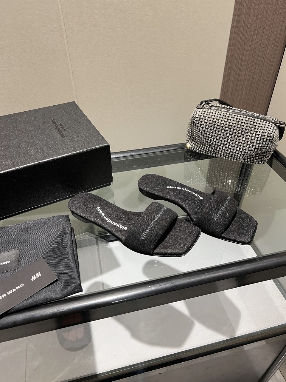 NO:235230,King New style!  Alexander Wang Alexander King high heels women's luxury goods Alexande* Wang original 1:1 material, lazy people drag, a must-have for casual!  The insole with concave and convex feel with massage is an excellent match with glue-injected logo with the most fashionable square head   high elastic injection molding material queen!  The comfort is so good, the beauty is really beautiful, the position just can reveal the seams of the feet, it is really sexy~ the letter logo design is very special!  , The original leather is easy to control!  Imported denim (black, blue, apricot), imported cowhide (black leather and white leather) in total five colors. Imported cowhide, customized cowhide cloth. Heel height 1.cm. Sole original Italian imported perm dyed leather outsole. Size 35-39 (34.40.41.42.43. Custom made) Cloth, leather, slippers, alexander wang, high heels, slippers, cowhide, Leather soles19860909大王 新款！Alexander Wang亚历山大王高跟鞋女士奢侈品Alexande* Wang原版1:1的材料,懒人拖,休闲必选！ 凹凸感带按摩的鞋垫配上注胶 Logo 搭配最潮方头 高弹注塑材质女王的绝佳搭配！舒服感爆棚,美是真的美,位置刚好可以露脚缝, 真的很sexy～字母logo设计很特别！,原厂皮料很好驾驭！ 鞋面进口牛仔布（黑色,蓝色,杏色）,进口牛皮（黑皮.白皮）共五个色 垫脚进口牛皮,定制牛子布 跟高1.cm 鞋底原版意大利进口透染真皮大底 码数35-39（34.40.41.42.43.可定做） 布面,皮面,拖鞋,alexander wang,high heels,slippers,cowhide,Leather soles,Women's Shoes