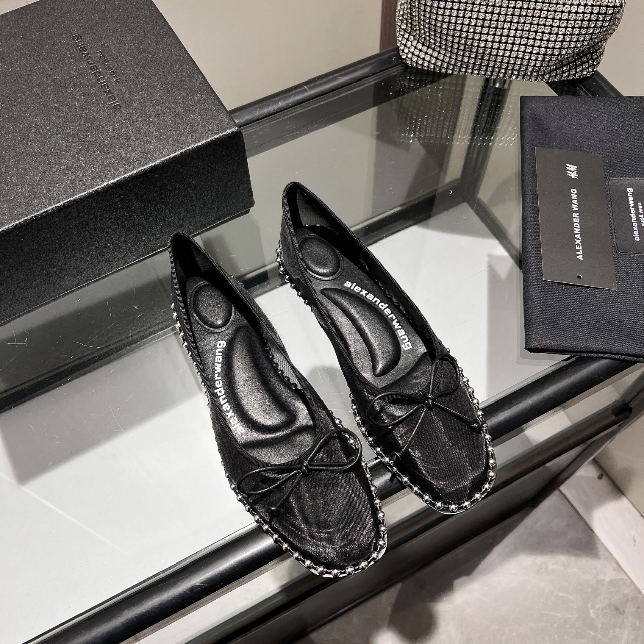 NO:229432,King New style!  Alexander Wang high heels for women, luxury products for women, Alexande* Wang original 1:1 material, concave and convex and massage insoles with glue, logo, excellent match with the most fashionable square head   high elastic injection molding material queen!  The comfortable feeling of lazy dancing shoes is really beautiful, the position just shows the seams of the feet, it is really sexy~ the letter logo design is very special!  The base is inlaid with copper beads and the original leather is easy to control!  Three colors of imported sheepskin, silk mesh cloth, (black, white, apricot) imported sheepskin in the inner lining imported footbed sheepskin heel height 1cm, original sole imported Italian dyed genuine leather outsole size 35-39 (34,40,41,42, can be customized) silk mesh, sheepskin, single shoes, alexander wang, high heels, sheepskin, Leather soles19860909大王 新款！Alexander Wang亚历山大王高跟鞋女士奢侈品Alexande* Wang原版1:1的材料 凹凸感带按摩的鞋垫配上注胶 Logo 搭配最潮方头 高弹注塑材质女王的绝佳搭配！懒人跳舞鞋的舒服感,美是真的美,位置刚好可以露脚缝, 真的很sexy～字母logo设计很特别！大底镶铜珠围边,原厂皮料很好驾驭！ 鞋面进口羊皮,丝网布,（黑,白,杏）三个色 内里进口羊皮 垫脚进口羊皮 跟高1cm,  鞋底原版意大利进口透染真皮大底 码数35-39（34,40,41,42,可定做） 丝网,羊皮,单鞋,alexander wang,high heels,sheepskin,Leather soles,Women's Shoes