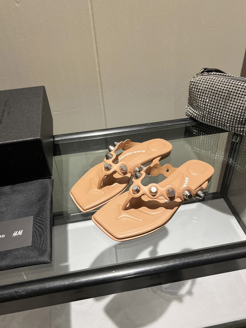 NO:245846,Alexander* Wang Alexander High Heels Women's Luxury Alexande* Wang Original 1:1 material, lazy people drag, a must-have for casual!  The insole with concave and convex feel with massage is an excellent match with glue-injected logo with the most fashionable square flip-flops   high-elastic injection molding material queen!  The comfort is so good, the beauty is really beautiful, the position just can reveal the seams of the feet, it is really sexy~ the letter logo design is very special!  , The original leather is easy to control!  Imported cowhide (black, white, apricot) three colors, imported cowhide, heel height 1.cm, original Italian imported permur leather outsole, size 35-39 (34.40.41.42.43. Custom made):, split-toe shoes, alexander wang, high heels, cowhide, Leather soles19860909Alexander* Wang亚历山大王高跟鞋女士奢侈品Alexande* Wang原版1:1的材料,懒人拖,休闲必选！ 凹凸感带按摩的鞋垫配上注胶 Logo 搭配最潮方头人字拖 高弹注塑材质女王的绝佳搭配！舒服感爆棚,美是真的美,位置刚好可以露脚缝, 真的很sexy～字母logo设计很特别！,原厂皮料很好驾驭！ 鞋面进口牛皮（黑.白.杏）三个色 垫脚进口牛皮 跟高1.cm 鞋底原版意大利进口透染真皮大底 码数35-39（34.40.41.42.43.可定做） :,分趾鞋,alexander wang,high heels,cowhide,Leather soles,Women's Shoes