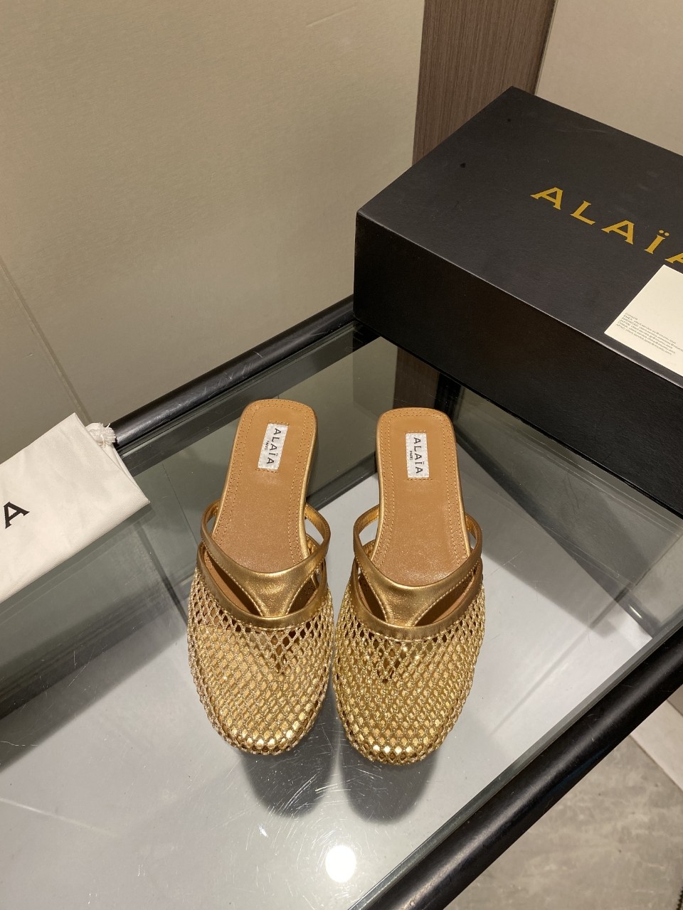 NO:226628,ALAIA niche trendy brand, 25ss spring and summer new style, fishing net flat bottom, foot clip flip flops sandals, high-end first-tier high-end high-end high-end brand in France!  The last craftsman in the fashion industry is only loyal to the creation of cutting that shows the curves of women's bodies!  Always selling stylish women's shoes with a full sense of fashion. The Paris fashion industry and the whole world are well-known Ladygaga, Madonna, are both admirers and number one fan of ALA@!  It's really amazing to wear, and it can be matched all seasons!  True love, Wang Bang Kaikai series The upper uses original customized woven mesh spliced ​​beef patent leather, inner foot pad water dyed sheepskin sole imported from Italy, translucently dyed outsole, size 35-39 (34.40.41.42.43 custom made without return or exchange) :, semi-torch, alaia, sandals, sheepskin19860909ALAIA 阿莱亚小众潮牌 25ss春夏新款 渔网面平底 夹脚 人字拖凉鞋 法国高端一线高定品牌！时尚界最后的手艺人 只忠于展现女性身体曲线的裁剪之创于始！ 一直主售时装感十足的型格女鞋 巴黎时装界以及全世界都享有盛誉Ladygaga ,麦当娜, 都是ALA@的崇拜者和头号丝粉！上脚真的绝绝的,四季都可搭配！真心大爱,王炸开挂系列 鞋面采用原版定制编织网面拼接牛漆皮 内里垫脚水染羊皮 鞋底意大利进口真皮透染大底 码数35-39（34.40.41.42.43定做不退换） :,半拖,alaia,sandals,sheepskin,Women's Shoes