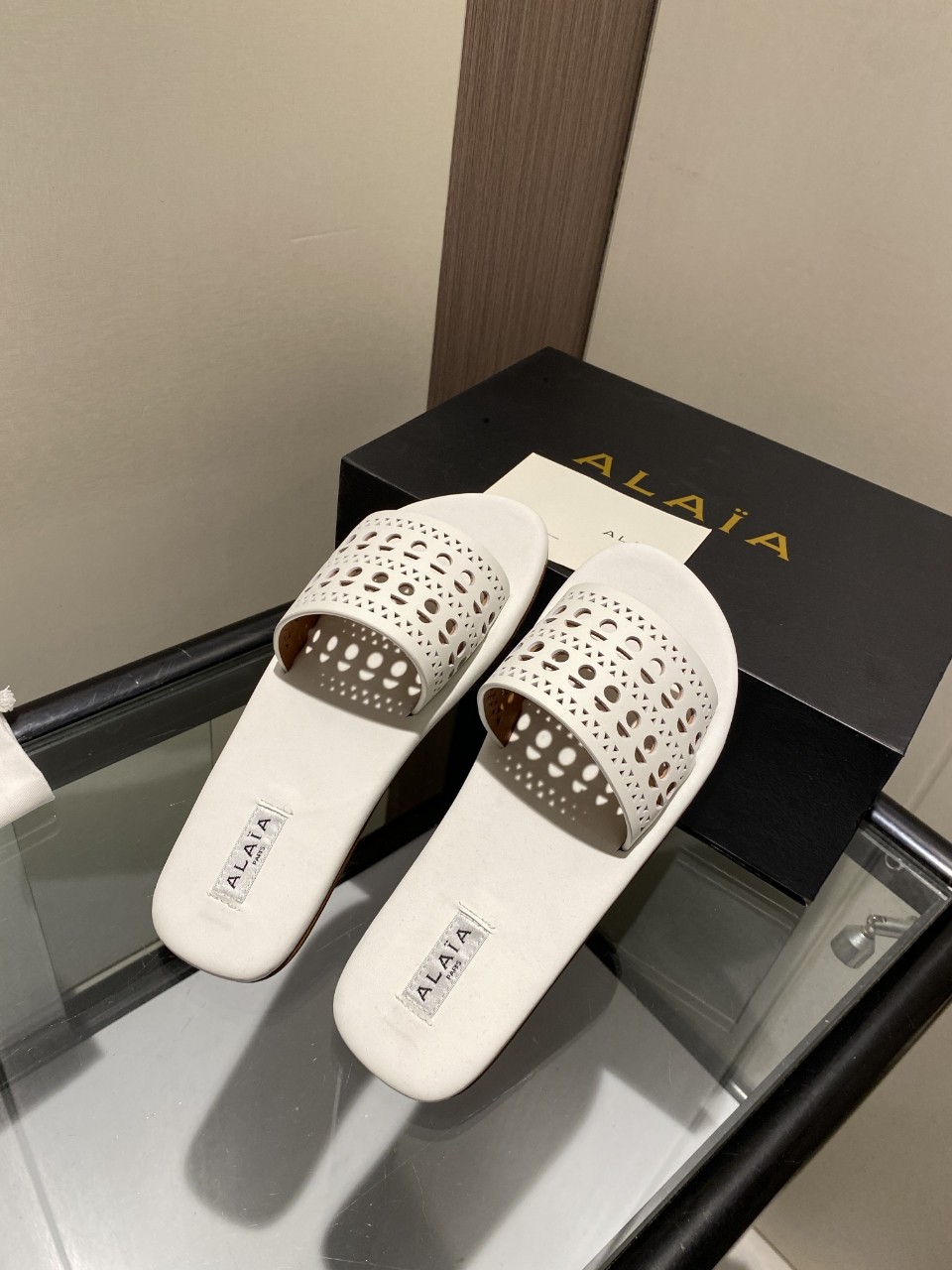 NO:226626,Alaia niche trendy brand 25ss spring and summer new style, punching, carved, flat-soled slippers, high-end first-tier high-end high-end high-end high-end brand in France!  The last craftsman in the fashion industry is only loyal to the creation of cutting that shows the curves of women's bodies!  Always selling stylish women's shoes with a full sense of fashion. The Paris fashion industry and the whole world are well-known Ladygaga, Madonna, are both admirers and number one fan of ALA@!  It's really amazing to wear, and it can be matched all seasons!  True love, Wang Bang Kaikai Series, imported cowhide, imported cashmere (six colors) inner foot pad water dyed sheepskin sole imported from Italy, translucent sole, size 35-39 (34.40.41.42.43 custom made without return or exchange) :, slippers, alaia, slippers, cowhide, sheepskin19860909Alaia 阿莱亚 小众潮牌 25ss春夏新款 冲孔 雕花 平底 拖鞋 法国高端一线高定品牌！时尚界最后的手艺人 只忠于展现女性身体曲线的裁剪之创于始！ 一直主售时装感十足的型格女鞋 巴黎时装界以及全世界都享有盛誉Ladygaga ,麦当娜, 都是ALA@的崇拜者和头号丝粉！上脚真的绝绝的,四季都可搭配！真心大爱,王炸开挂系列 鞋面进口牛皮,进口羊绒（六个色） 内里垫脚水染羊皮 鞋底意大利进口真皮透染大底 码数35-39（34.40.41.42.43定做不退换） :,拖鞋,alaia,slippers,cowhide,sheepskin,Women's Shoes