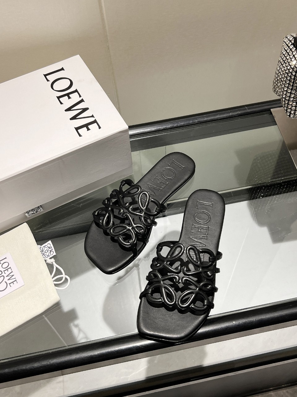 NO:255190,2025 [Celebration][Celebration] Latest Luo Yiwei LOEWE [Fireworks][Fireworks] SS summer limited hollow slippers, it’s really beautiful to wear!  !  !  Highly recommended, super lazy, same style as celebrity bloggers!  Fabric imported sheepskin Lining: Imported sheepskin Outsole: genuine leather injection molding and permeable sole Digital: 35-43 : (Rubber sole can be customized: 160), slippers, loewe, loewe, slippers, sheepskin198609092025[庆祝][庆祝]最新罗意威LOEWE [烟花][烟花]SS夏季限定镂空拖鞋,上脚真的太美了！！！强烈推荐,超级懒人拖,明星博主同款！ 面料进口羊皮 里料:进口羊皮 大底:真皮注塑透染底 数码:35-43 :（橡胶底可定做:160）,拖鞋,loewe,loewe,slippers,sheepskin,Women's Shoes