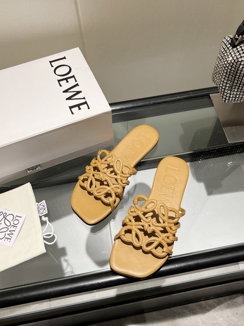 NO:255159,2025 [Celebration][Celebration] Latest Luo Yiwei LOEWE [Fireworks][Fireworks] SS summer limited hollow slippers, it’s really beautiful to wear!  !  !  Highly recommended, super lazy, same style as celebrity bloggers!  Fabric imported sheepskin (black, white, apricot, red, pink, five colors) Lining: imported sheepskin Outsole: genuine leather injection molding and permeable sole Digital: 35-43: (rubber sole can be customized: 160), slippers, loewe, loewe, slippers, sheepskin198609092025[庆祝][庆祝]最新罗意威LOEWE [烟花][烟花]SS夏季限定镂空拖鞋,上脚真的太美了！！！强烈推荐,超级懒人拖,明星博主同款！ 面料进口羊皮（黑,白,杏,红,粉,五个色） 里料:进口羊皮 大底:真皮注塑透染底 数码:35-43 :（橡胶底可定做:160）,拖鞋,loewe,loewe,slippers,sheepskin,Women's Shoes