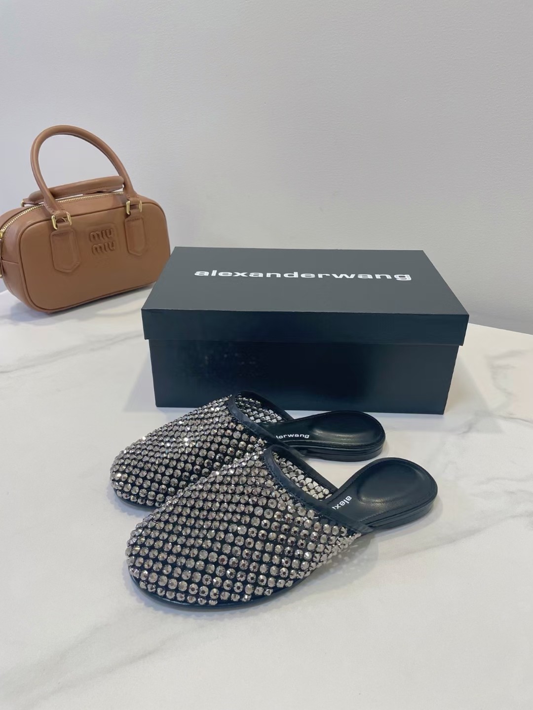 NO:239448,King New style!  Alexander Wang high heels for women, luxury products for women, Alexande* Wang original 1:1 material, concave and convex and massage insoles with glue, logo, excellent match with the most trendy round head   high elastic injection molding material queen!  The comfort is so good, the beauty is really beautiful, the position just can reveal the seams of the feet, it is really sexy~ the letter logo design is very special!  , The original leather is easy to control!  Three colors of upper ice wire mesh   imported rhinestones (gun color, white, apricot color) imported sheepskin footrest, heel height 1.0cm, original Italian imported permur leather outsole, size 35-39 (34.40.41.42.43. Custom made), semi-torque, alexander wang, high heels, sheepskin, Leather soles19860909大王 新款！Alexander Wang亚历山大王高跟鞋女士奢侈品Alexande* Wang原版1:1的材料 凹凸感带按摩的鞋垫配上注胶 Logo 搭配最潮圆头 高弹注塑材质女王的绝佳搭配！舒服感爆棚,美是真的美,位置刚好可以露脚缝, 真的很sexy～字母logo设计很特别！,原厂皮料很好驾驭！ 鞋面冰丝网 进口水钻（枪色.白色.杏色）三个色 垫脚进口羊皮 跟高1.0cm 鞋底原版意大利进口透染真皮大底 码数35-39（34.40.41.42.43.可定做）,半拖,alexander wang,high heels,sheepskin,Leather soles,Women's Shoes