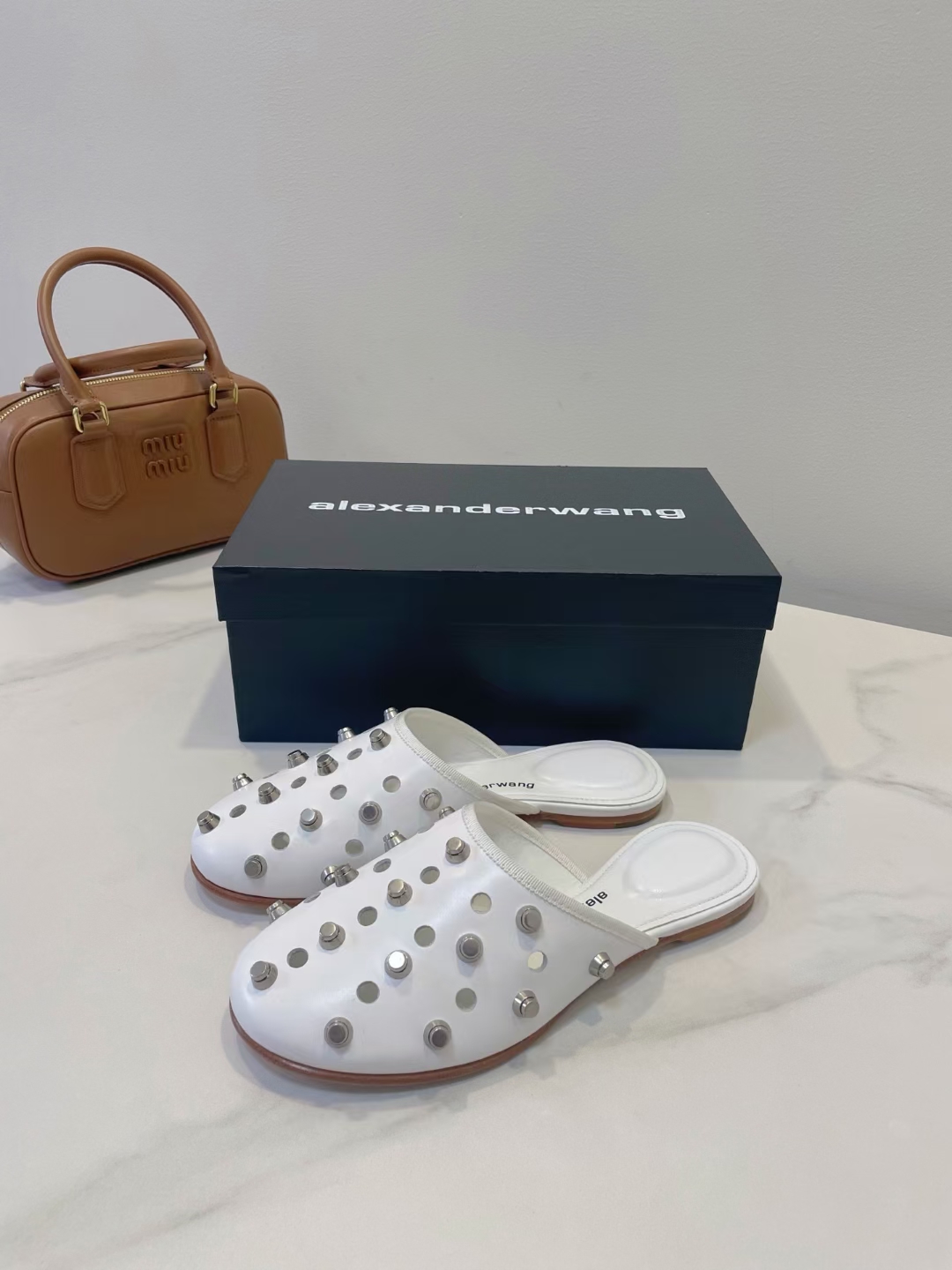 NO:239450,King New style!  Alexander Wang high heels for women, luxury products for women, Alexande* Wang original 1:1 material, concave and convex and massage insoles with glue, logo, excellent match with the most trendy round head   high elastic injection molding material queen!  The comfort is so good, the beauty is really beautiful, the position just can reveal the seams of the feet, it is really sexy~ the letter logo design is very special!  , The original leather is easy to control!  Imported calfskin (black, white,) two colors of upper, inner lining: imported sheepskin footbed imported sheepskin heel height 1.0cm sole original Italian imported dyed leather outsole size 35-39 (34.40.41.42.43. Custom made), semi-torque, alexander wang, high heels, cowhide, sheepskin, Leather soles19860909大王 新款！Alexander Wang亚历山大王高跟鞋女士奢侈品Alexande* Wang原版1:1的材料 凹凸感带按摩的鞋垫配上注胶 Logo 搭配最潮圆头 高弹注塑材质女王的绝佳搭配！舒服感爆棚,美是真的美,位置刚好可以露脚缝, 真的很sexy～字母logo设计很特别！,原厂皮料很好驾驭！ 鞋面进口小牛皮（黑色.白色.）两个色 内里:进口羊皮 垫脚进口羊皮 跟高1.0cm 鞋底原版意大利进口透染真皮大底 码数35-39（34.40.41.42.43.可定做）,半拖,alexander wang,high heels,cowhide,sheepskin,Leather soles,Women's Shoes