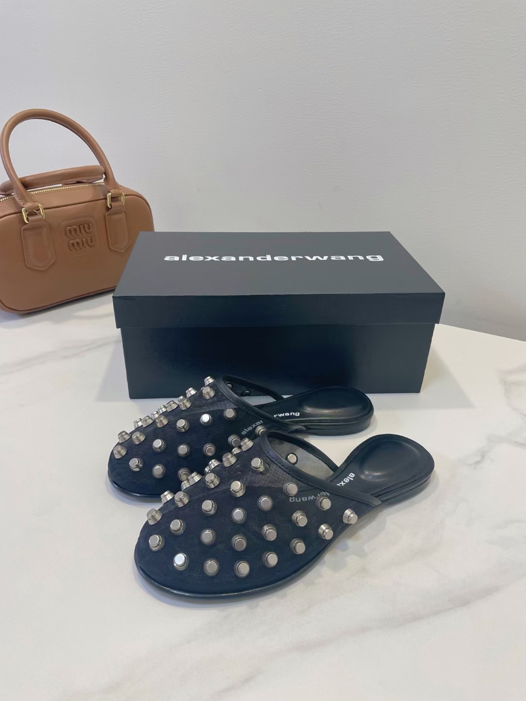 NO:239452,King New style!  Alexander Wang high heels for women, luxury products for women, Alexande* Wang original 1:1 material, concave and convex and massage insoles with glue, logo, excellent match with the most trendy round head   high elastic injection molding material queen!  The comfort is so good, the beauty is really beautiful, the position just can reveal the seams of the feet, it is really sexy~ the letter logo design is very special!  , The original leather is easy to control!  Imported ice silk mesh (black, apricot color.) two colors of upper inner lining: imported sheepskin footbed imported sheepskin heel height 1.0cm sole original Italian imported perm dyed leather outsole size 35-39 (34.40.41.42.43. Custom made), semi-torque, alexander wang, high heels, sheepskin, Leather soles19860909大王 新款！Alexander Wang亚历山大王高跟鞋女士奢侈品Alexande* Wang原版1:1的材料 凹凸感带按摩的鞋垫配上注胶 Logo 搭配最潮圆头 高弹注塑材质女王的绝佳搭配！舒服感爆棚,美是真的美,位置刚好可以露脚缝, 真的很sexy～字母logo设计很特别！,原厂皮料很好驾驭！ 鞋面进口冰丝网（黑色.杏色.）两个色 内里:进口羊皮 垫脚进口羊皮 跟高1.0cm 鞋底原版意大利进口透染真皮大底 码数35-39（34.40.41.42.43.可定做）,半拖,alexander wang,high heels,sheepskin,Leather soles,Women's Shoes