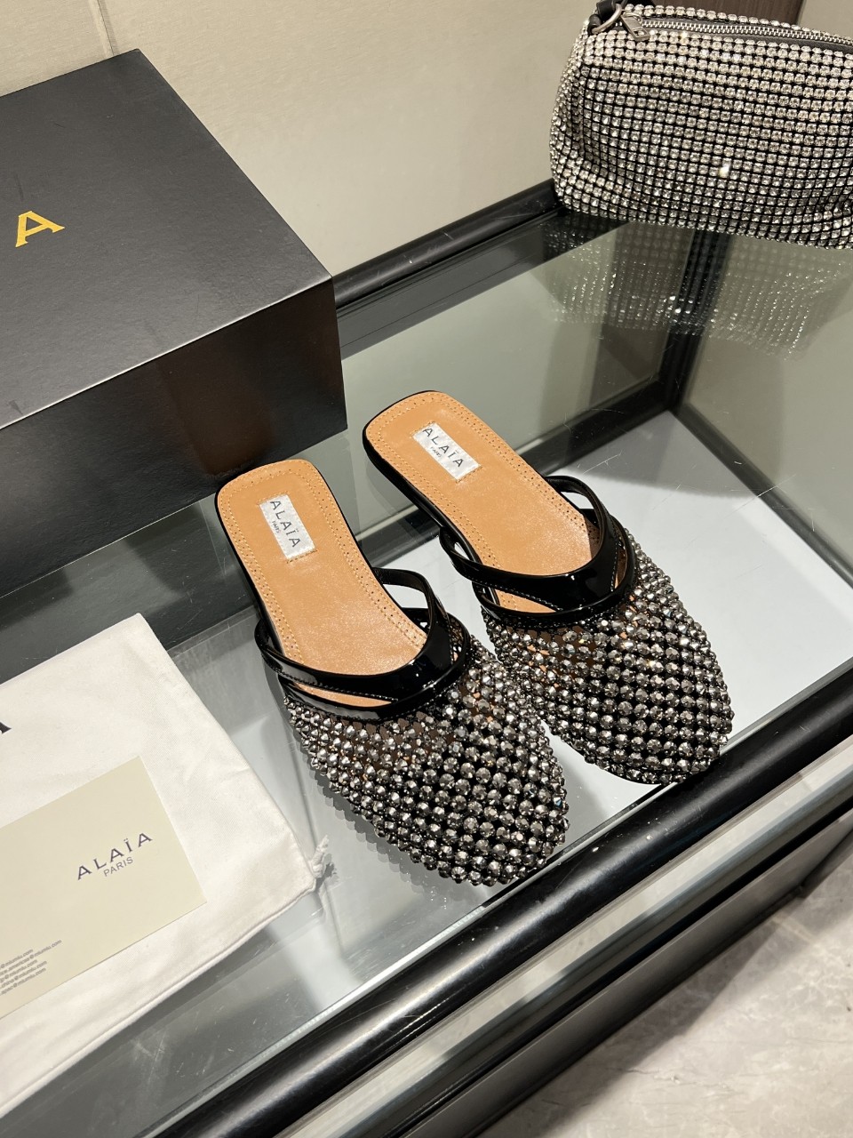 NO:408565,Added color ALAIA niche trendy brand, 25ss spring and summer new style, fishing net flat bottom, foot clip flip flops, high-end first-tier high-end high-end high-end brand in France!  The last craftsman in the fashion industry is only loyal to the creation of cutting that shows the curves of women's bodies!  Always selling stylish women's shoes with a full sense of fashion. The Paris fashion industry and the whole world are well-known Ladygaga, Madonna, are both admirers and number one fan of ALA@!  It's really amazing to wear, and it can be matched all seasons!  True love, Wang Bang Kaikai series, the upper is made of original custom woven mesh spliced ​​beef patent leather, inner foot pad water dyed sheepskin, soles imported from Italy, translucently dyed outsole, size 35-39 (34.40.41.42.43 custom made without return or exchange): diamond-added style, high heels, slippers, sheepskin19860909新增颜色ALAIA 阿莱亚小众潮牌 25ss春夏新款 渔网面平底 夹脚 人字拖鞋 法国高端一线高定品牌！时尚界最后的手艺人 只忠于展现女性身体曲线的裁剪之创于始！ 一直主售时装感十足的型格女鞋 巴黎时装界以及全世界都享有盛誉Ladygaga ,麦当娜, 都是ALA@的崇拜者和头号丝粉！上脚真的绝绝的,四季都可搭配！真心大爱,王炸开挂系列 鞋面采用原版定制编织网面拼接牛漆皮 内里垫脚水染羊皮 鞋底意大利进口真皮透染大底 码数35-39（34.40.41.42.43定做不退换） : 加钻款,高跟鞋拖鞋,alaia,high heels,slippers,sheepskin,Women's Shoes