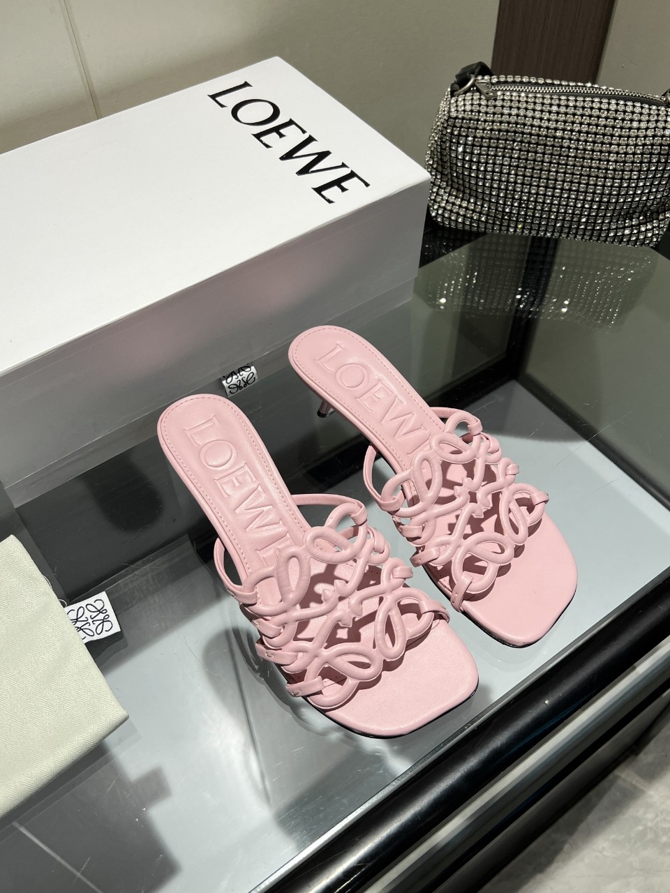 NO:390777,2025 [Celebration][Celebration] Latest Luo Yiwei LOEWE [Fireworks][Fireworks] SS summer limited hollow slippers, it’s really beautiful to wear!  !  !  Highly recommended, super lazy, same style as celebrity bloggers!  Fabric imported sheepskin Lining: Imported sheepskin Outsole: genuine leather injection molded transparent dyeing sole Heel height: 4.5cm Digital: 35-43 : (Rubber sole can be customized: 180, can be customized without standard), high heels, loewe, loewe, high heels, slippers, sheepskin198609092025[庆祝][庆祝]最新罗意威LOEWE [烟花][烟花]SS夏季限定镂空拖鞋,上脚真的太美了！！！强烈推荐,超级懒人拖,明星博主同款！ 面料进口羊皮 里料:进口羊皮 大底:真皮注塑透染底 跟高:4.5cm 数码:35-43 :（橡胶底可定做:180,无标可定做）,高跟鞋拖鞋,loewe,loewe,high heels,slippers,sheepskin,Women's Shoes