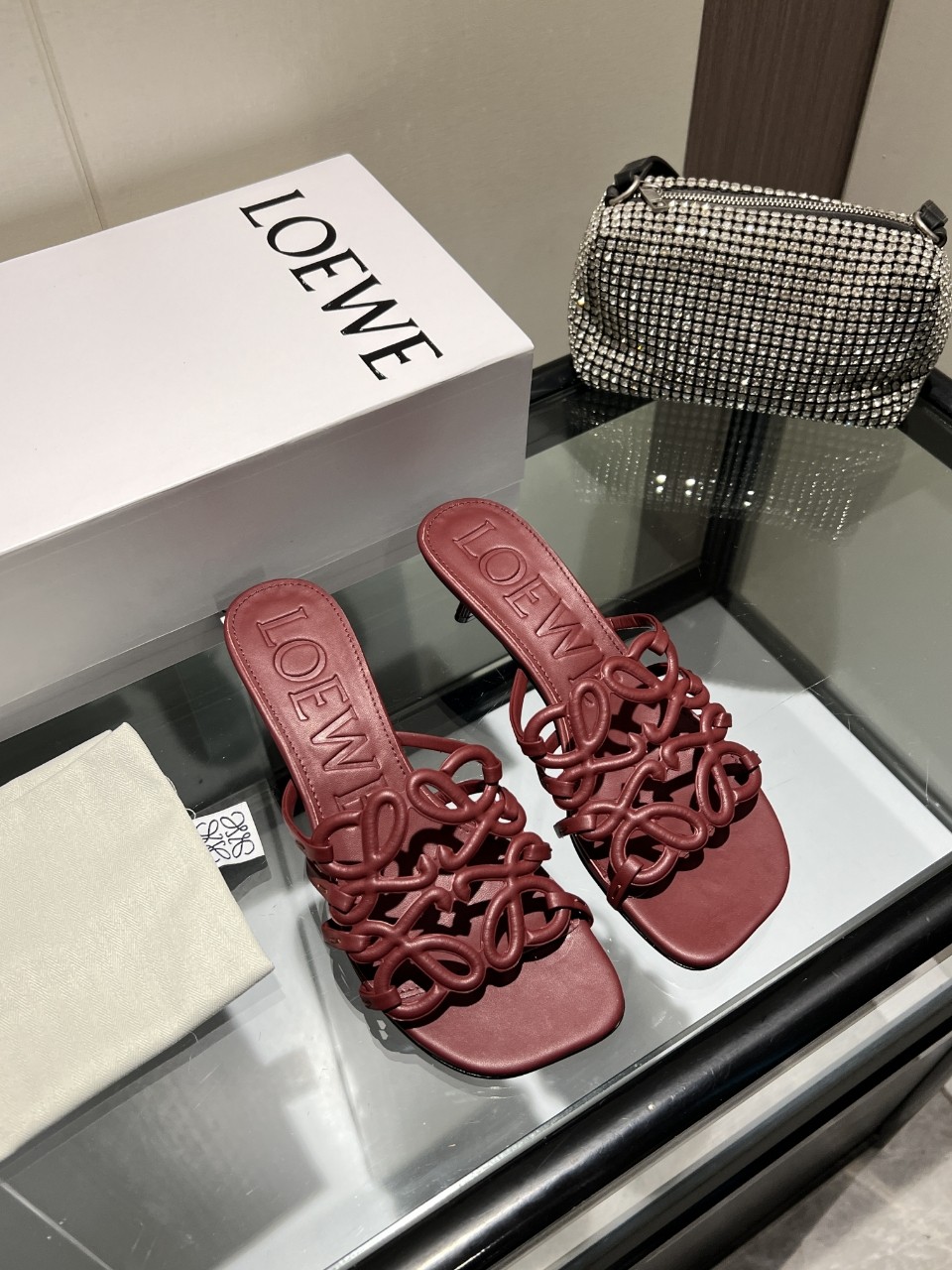 NO:390771,2025 [Celebration][Celebration] Latest Luo Yiwei LOEWE [Fireworks][Fireworks] SS summer limited hollow slippers, it’s really beautiful to wear!  !  !  Highly recommended, super lazy, same style as celebrity bloggers!  Fabric imported sheepskin Lining: Imported sheepskin Outsole: genuine leather injection molded transparent dyeing sole Heel height 4.5cm Digital: 35-43: (Rubber sole can be customized: 180, no standard can be customized), high heels, loewe, loewe, high heels, slippers, sheepskin198609092025[庆祝][庆祝]最新罗意威LOEWE [烟花][烟花]SS夏季限定镂空拖鞋,上脚真的太美了！！！强烈推荐,超级懒人拖,明星博主同款！ 面料进口羊皮 里料:进口羊皮 大底:真皮注塑透染底 跟高4.5cm 数码:35-43 :（橡胶底可定做:180,无标可定做）,高跟鞋拖鞋,loewe,loewe,high heels,slippers,sheepskin,Women's Shoes