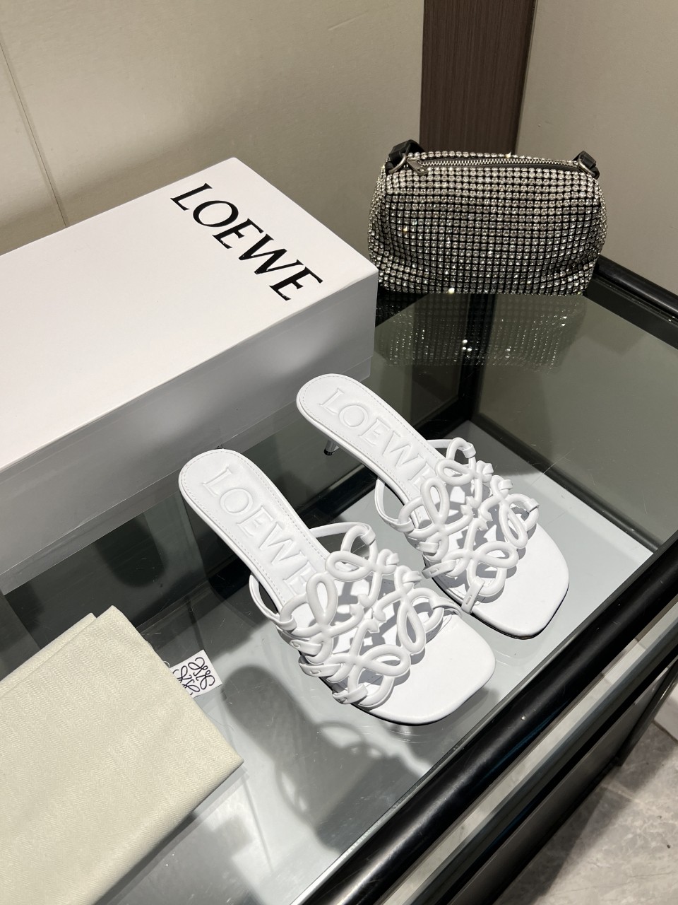 NO:390765,2025 [Celebration][Celebration] Latest Luo Yiwei LOEWE [Fireworks][Fireworks] SS summer limited hollow slippers, it’s really beautiful to wear!  !  !  Highly recommended, super lazy, same style as celebrity bloggers!  Fabric imported sheepskin Lining: Imported sheepskin Outsole: genuine leather injection molded transparent dyeing sole Heel height: 4.5cm Digital: 35-43 : (Rubber sole can be customized: 180, can be customized without standard), high heels, loewe, loewe, high heels, slippers, sheepskin198609092025[庆祝][庆祝]最新罗意威LOEWE [烟花][烟花]SS夏季限定镂空拖鞋,上脚真的太美了！！！强烈推荐,超级懒人拖,明星博主同款！ 面料进口羊皮 里料:进口羊皮 大底:真皮注塑透染底 跟高:4.5cm 数码:35-43 :（橡胶底可定做:180,无标可定做）,高跟鞋拖鞋,loewe,loewe,high heels,slippers,sheepskin,Women's Shoes