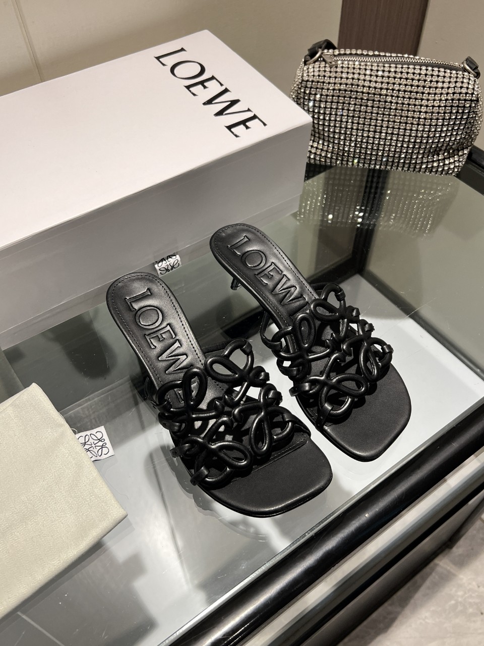 NO:390758,2025 [Celebration][Celebration] Latest Luo Yiwei LOEWE [Fireworks][Fireworks] SS summer limited hollow slippers, it’s really beautiful to wear!  !  !  Highly recommended, super lazy, same style as celebrity bloggers!  Fabric imported sheepskin Lining: Imported sheepskin Outsole: genuine leather injection molded transparent dyeing sole Heel height 4.5cm Digital: 35-43: (Rubber sole can be customized: 180, no standard can be customized), high heels, loewe, loewe, high heels, slippers, sheepskin198609092025[庆祝][庆祝]最新罗意威LOEWE [烟花][烟花]SS夏季限定镂空拖鞋,上脚真的太美了！！！强烈推荐,超级懒人拖,明星博主同款！ 面料进口羊皮 里料:进口羊皮 大底:真皮注塑透染底 跟高4.5cm 数码:35-43 :（橡胶底可定做:180,无标可定做）,高跟鞋拖鞋,loewe,loewe,high heels,slippers,sheepskin,Women's Shoes