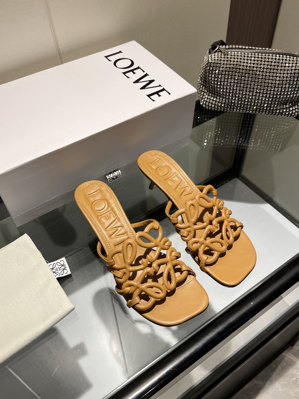 NO:390751,2025 [Celebration][Celebration] Latest Luo Yiwei LOEWE [Fireworks][Fireworks] SS summer limited hollow slippers, it’s really beautiful to wear!  !  !  Highly recommended, super lazy, same style as celebrity bloggers!  Fabric imported sheepskin Lining: Imported sheepskin Outsole: genuine leather injection molded transparent dyeing sole Heel height: 4.5cm Digital: 35-43 : (Rubber sole can be customized: 180, can be customized without standard), high heels, loewe, loewe, high heels, slippers, sheepskin198609092025[庆祝][庆祝]最新罗意威LOEWE [烟花][烟花]SS夏季限定镂空拖鞋,上脚真的太美了！！！强烈推荐,超级懒人拖,明星博主同款！ 面料进口羊皮 里料:进口羊皮 大底:真皮注塑透染底 跟高:4.5cm 数码:35-43 :（橡胶底可定做:180,无标可定做）,高跟鞋拖鞋,loewe,loewe,high heels,slippers,sheepskin,Women's Shoes