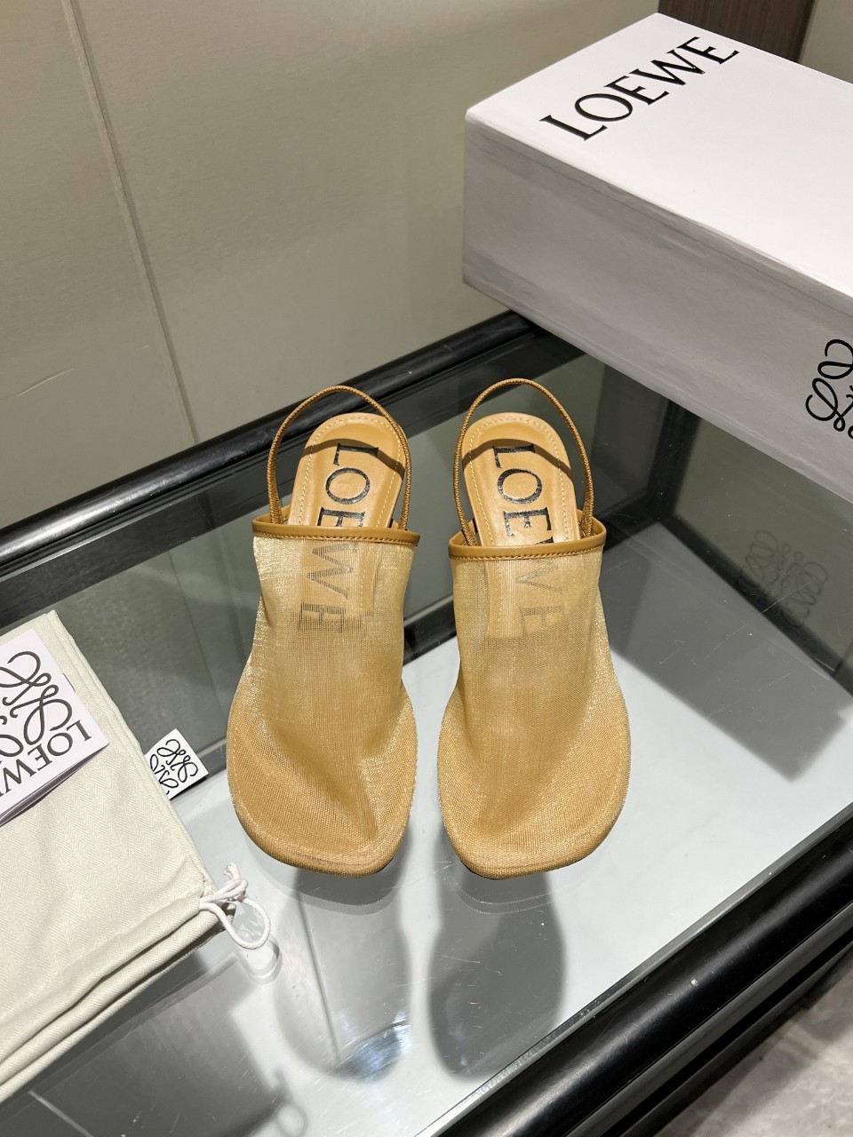 NO:390744,2025 [Celebration][Celebration] Latest Loewe LOEWE [Fireworks][Fireworks] SS summer limited ice silk screen slippers, real air-conditioned shoes, plus a looming beauty, it’s really beautiful to wear!  !  !  Highly recommended, super lazy fashion drag, three ways to wear, same style as celebrity bloggers!  Fabric imported ice wire mesh Lining: imported sheepskin Heel height: 4.5cm Outsole: Original beef tendon wear-resistant sole Digital: 35-40:, split-toe shoes, loewe, loewe, slippers, sheepskin198609092025[庆祝][庆祝]最新罗意威LOEWE [烟花][烟花]SS夏季限定冰丝网拖鞋,真正空调鞋,加若隐若现的美感,上脚真的太美了！！！强烈推荐,超级懒人时装拖,三种穿法,明星博主同款！ 面料进口冰丝网 里料:进口羊皮 跟高:4.5cm 大底:原版牛筋耐磨底 数码:35-40 :,分趾鞋,loewe,loewe,slippers,sheepskin,Women's Shoes