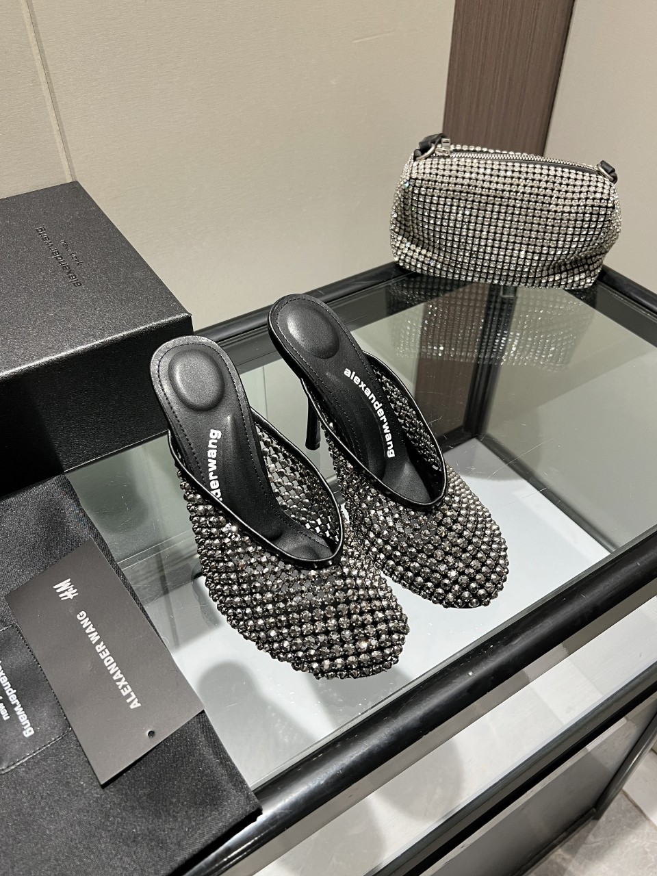 NO:390735,King New style!  Alexander Wang high heels for women, luxury products for women, Alexande* Wang original 1:1 material, concave and convex and massage insoles with glue, logo, excellent match with the most trendy round head + high elastic injection molding material queen!  The comfort is so good, the beauty is really beautiful, the position just can reveal the seams of the feet, it is really sexy~ the letter logo design is very special!  , The original leather is easy to control!  Three colors of upper ice wire mesh + imported rhinestones (gun color, white, apricot color) imported sheepskin footrest, heel height 10cm, original Italian imported permur leather outsole, size 35-39 (34.40.41.42.43. Custom made), semi-tork high heels, alexander wang, high heels, sheepskin, Leather soles19860909大王 新款！Alexander Wang亚历山大王高跟鞋女士奢侈品Alexande* Wang原版1:1的材料 凹凸感带按摩的鞋垫配上注胶 Logo 搭配最潮圆头+高弹注塑材质女王的绝佳搭配！舒服感爆棚,美是真的美,位置刚好可以露脚缝, 真的很sexy～字母logo设计很特别！,原厂皮料很好驾驭！ 鞋面冰丝网+进口水钻（枪色.白色.杏色）三个色 垫脚进口羊皮 跟高10cm 鞋底原版意大利进口透染真皮大底 码数35-39（34.40.41.42.43.可定做）,半拖高跟鞋,alexander wang,high heels,sheepskin,Leather soles,Women's Shoes