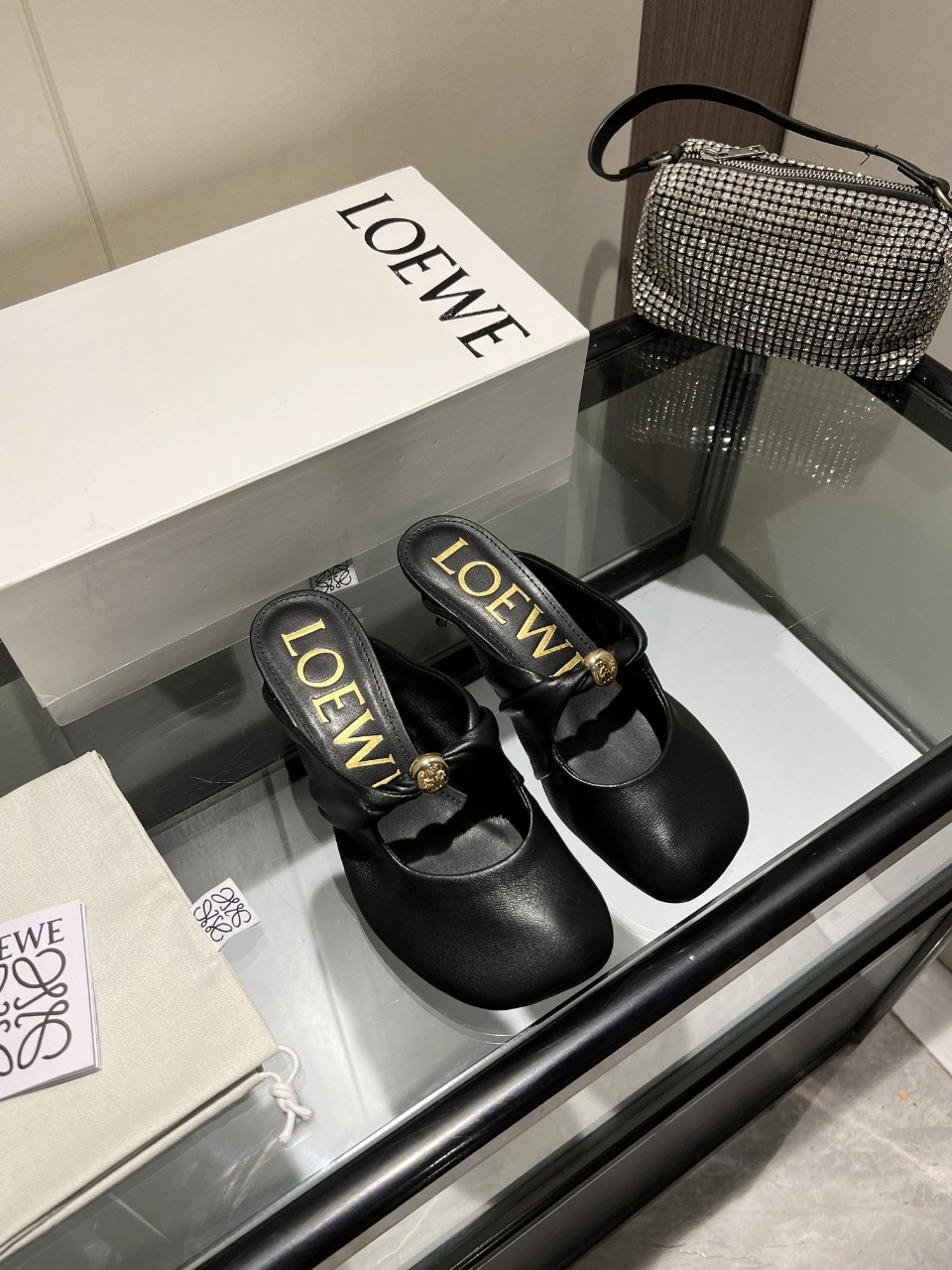 NO:408568,2025 [Celebration] [Celebration] Latest Loewe LOEWE [Fireworks] [Fireworks] SS summer limited edition slippers, paired with the hottest tones in spring and summer, truly casual and fashionable drag, plus a looming beauty, using lambskin, touching the leather surface, it feels like a baby's skin, super soft and comfortable, and it's really beautiful on the feet!  !  !  Highly recommended, super lazy fashion drag, same style as celebrity bloggers!  Fabric: Imported lambskin Lining: Imported lambskin Heel height: 4.5cm Outsole: Original beef tendon wear-resistant sole Digital: 34-43 :, High heels, loewe, loewe, high heels, slippers, sheepskin198609092025[庆祝][庆祝]最新罗意威LOEWE [烟花][烟花]SS夏季限量版的拖鞋,搭配春夏最火的色调,真正的休闲时尚拖,加若隐若现的美感,采用胎小羊皮,触碰皮面就像婴儿的皮肤一样的感觉,超软超舒服,上脚真的美极了！！！强烈推荐,超级懒人时装拖,明星博主同款！ 面料:进口小羊皮 里料:进口小羊皮 跟高:4.5cm 大底:原版牛筋耐磨底 数码:34-43 :,高跟鞋拖鞋,loewe,loewe,high heels,slippers,sheepskin,Women's Shoes